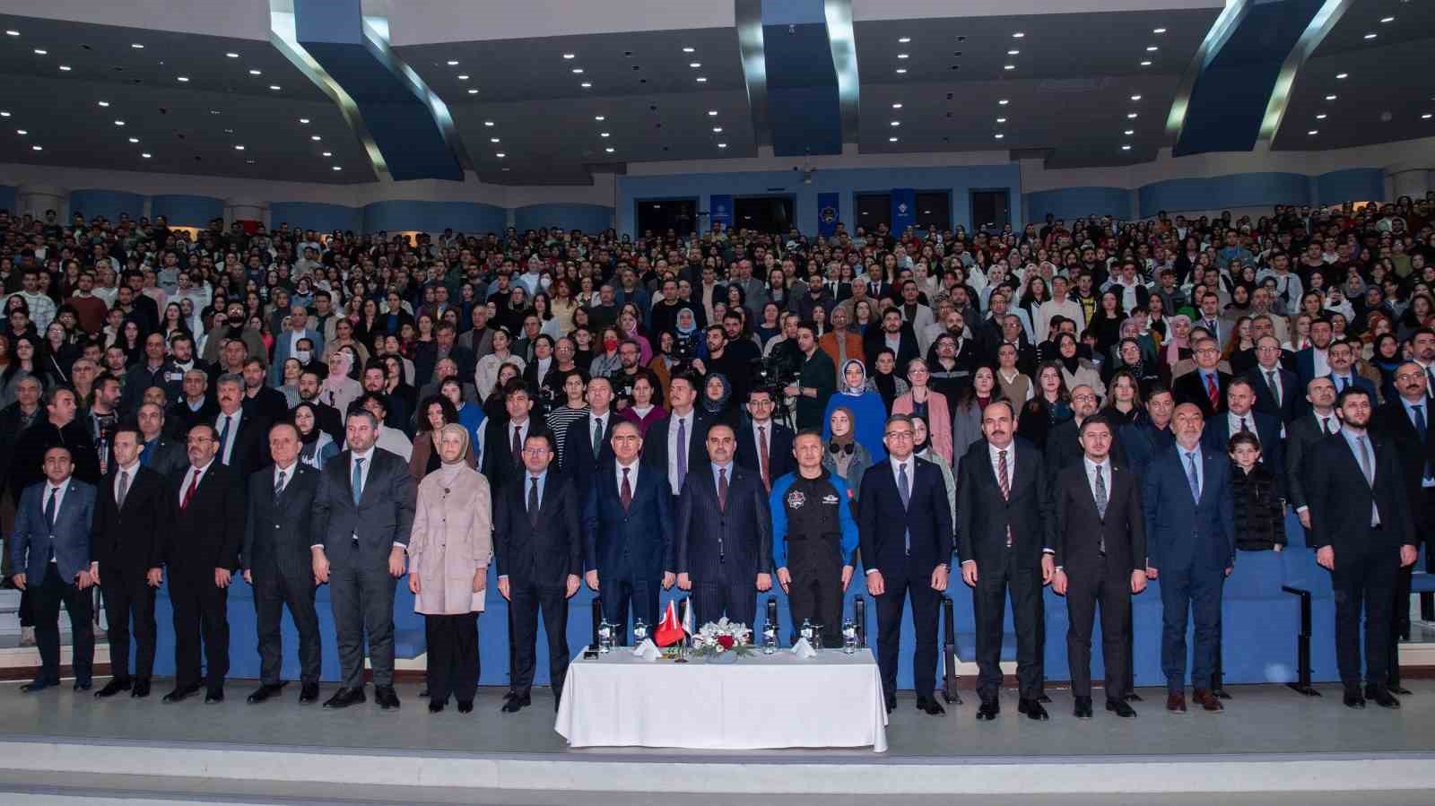 turkiyenin ilk astronotu alper gezeravci selcuk universitesinde 1 CkBjWR8Q