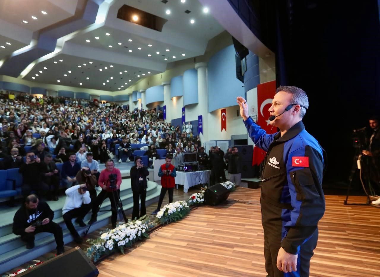 turkiyenin ilk astronotu alper gezeravci selcuk universitesinde 10 ZVZkuljf