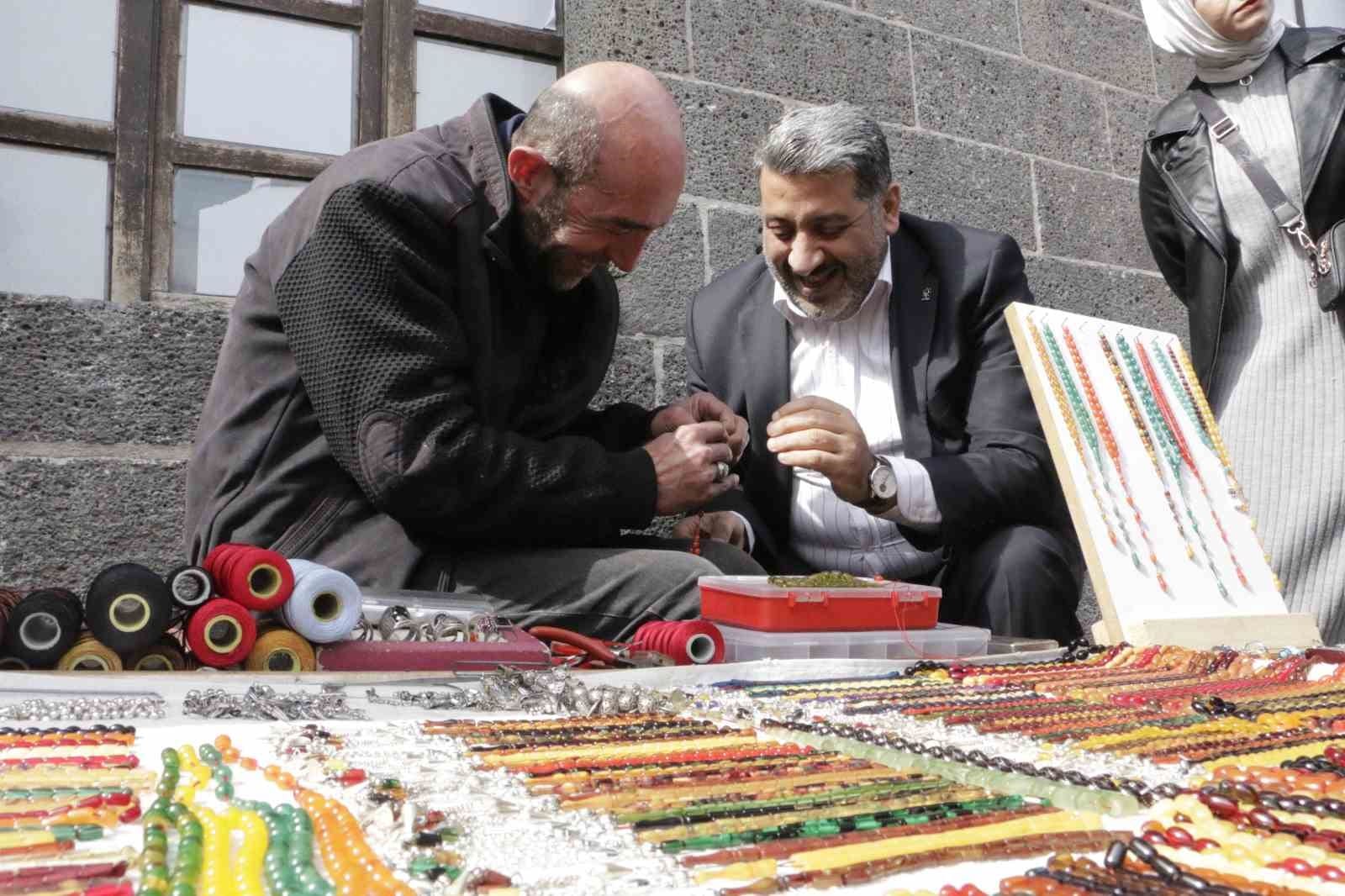 ak parti diyarbakir il baskani ocak sur esnafiyla kucaklasti 3 ZLrGOQkf