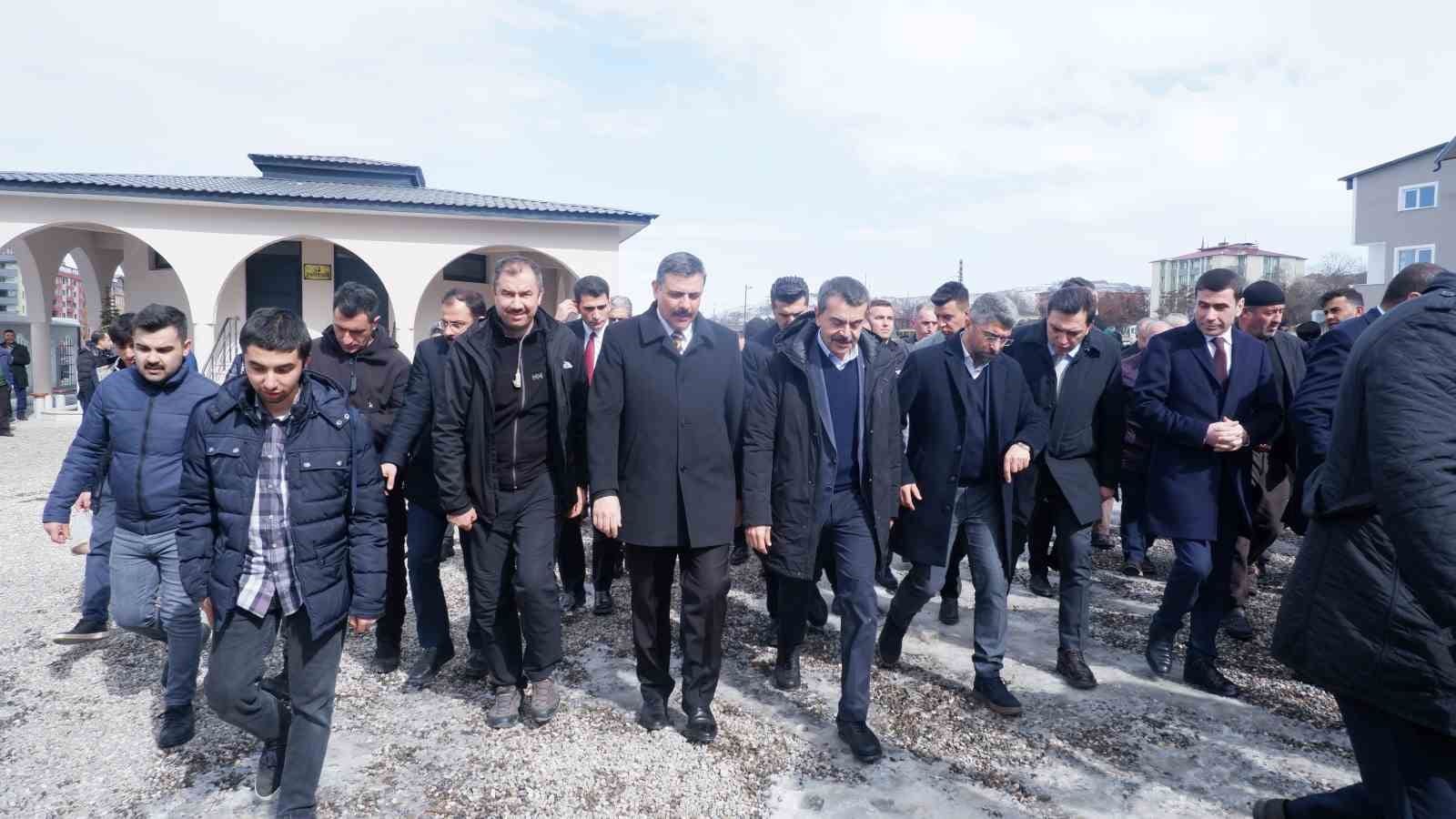 bakan tekin genclerle turku soyledi bayrak torenine katildi 0 prgDCVwD