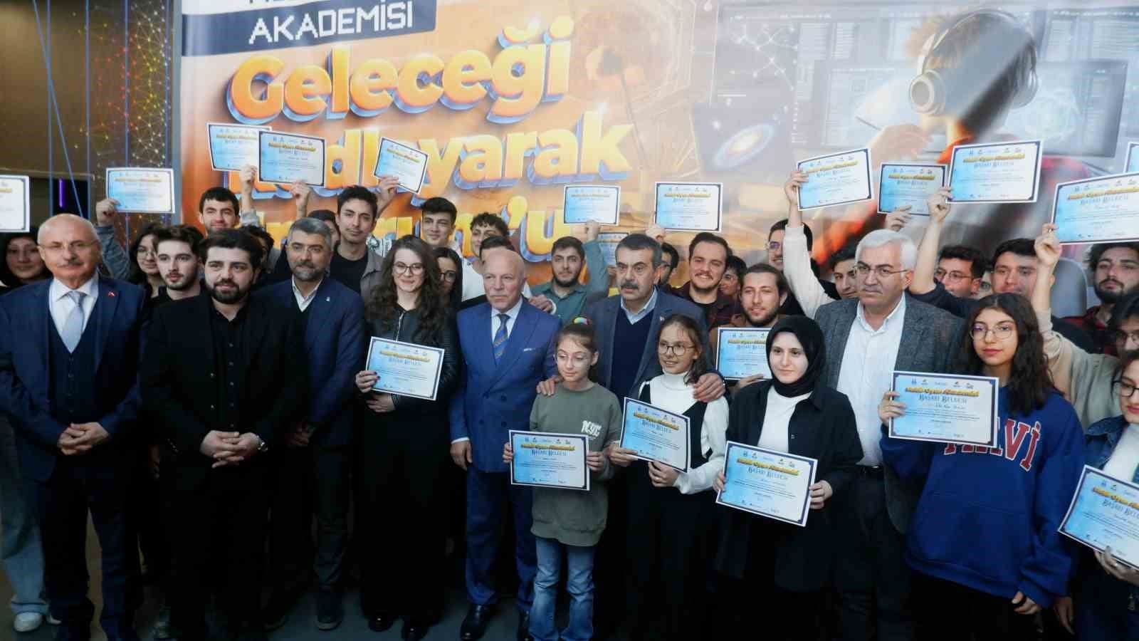 bakan tekin genclerle turku soyledi bayrak torenine katildi 12 cCibeDym