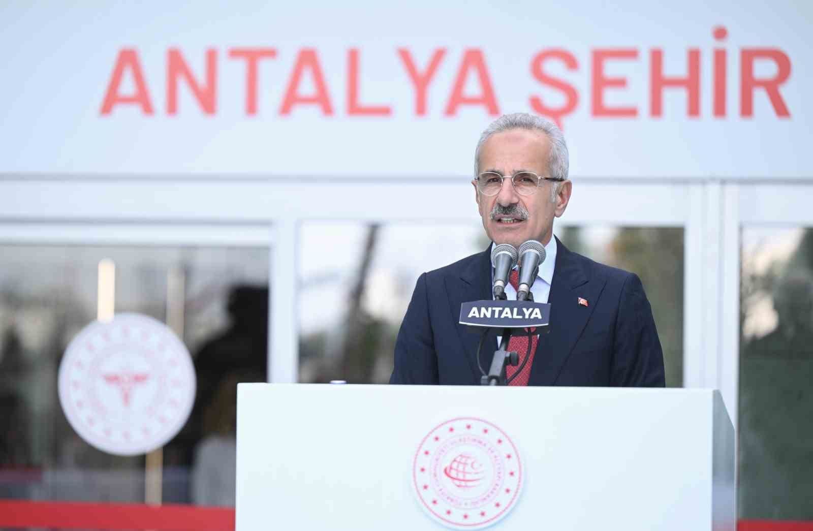 bakan uraloglu yoldan gececek olan ambulansi bir an once hastaneye yetistirmek icin calisiyoruz 0