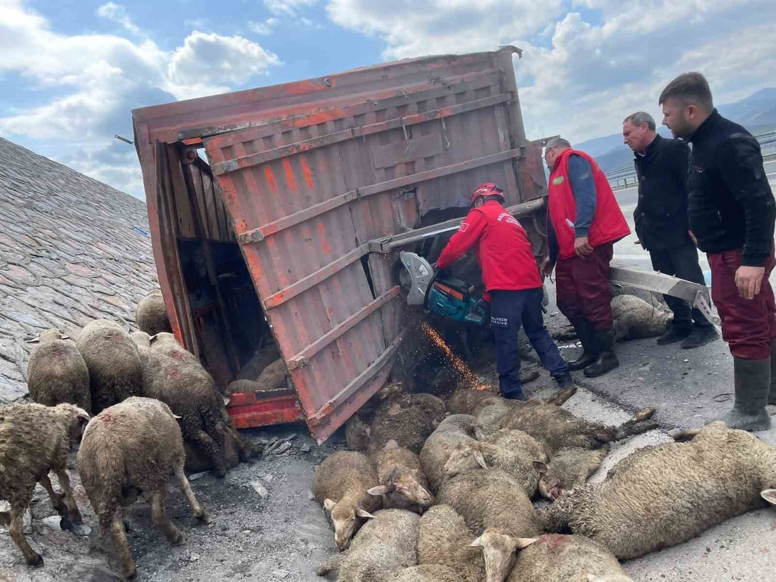 balikesirde tir kazasinda 1 kisi hayatini kaybetti 0 9a75YHrj