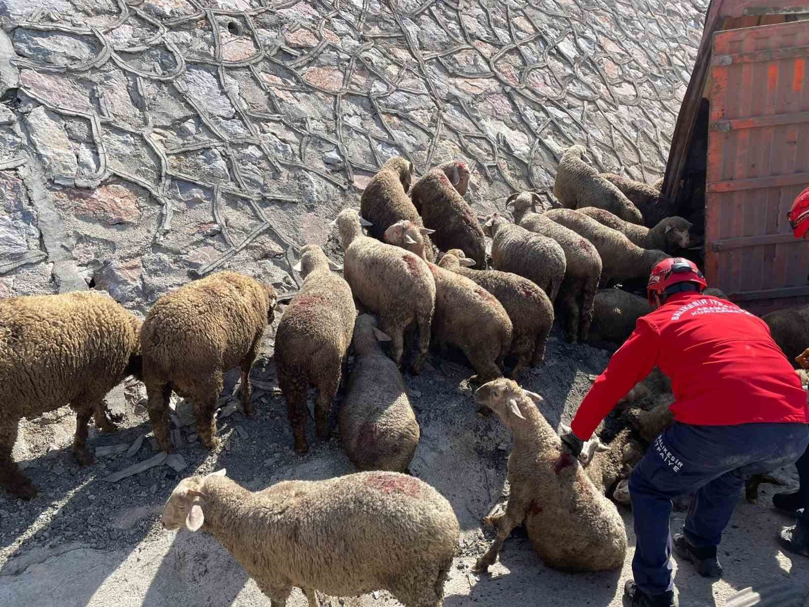 balikesirde tir kazasinda 1 kisi hayatini kaybetti 3