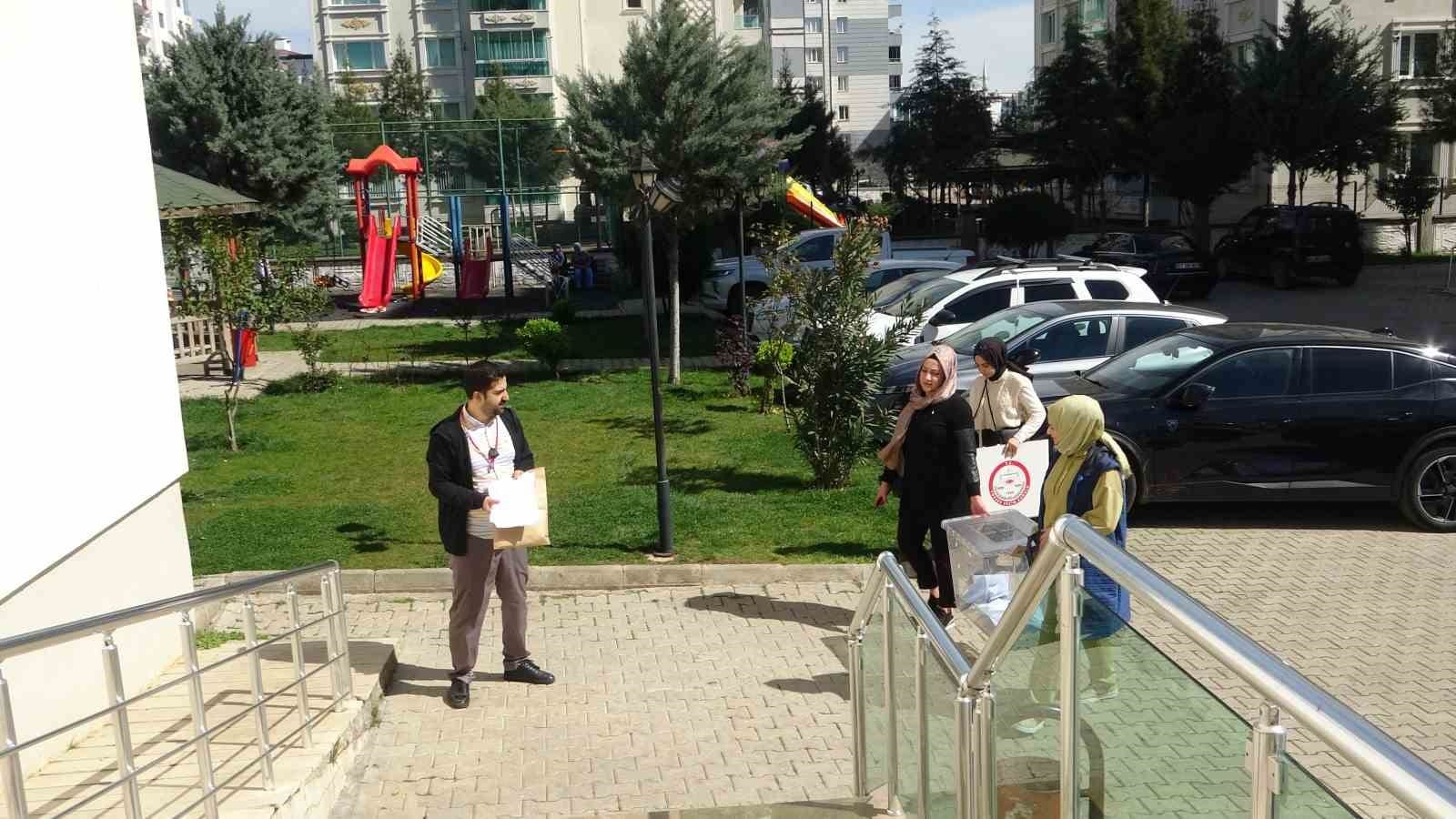 diyarbakirda bazi secmenler evlerine goturulen seyyar sandik ile oyunu kullandi 5