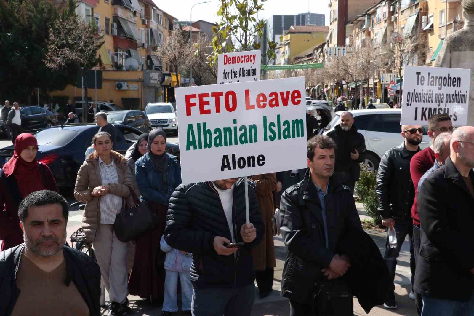 feto tarafindan yonetilen arnavutluk islam birligi protesto edildi 0 652ZsE9I