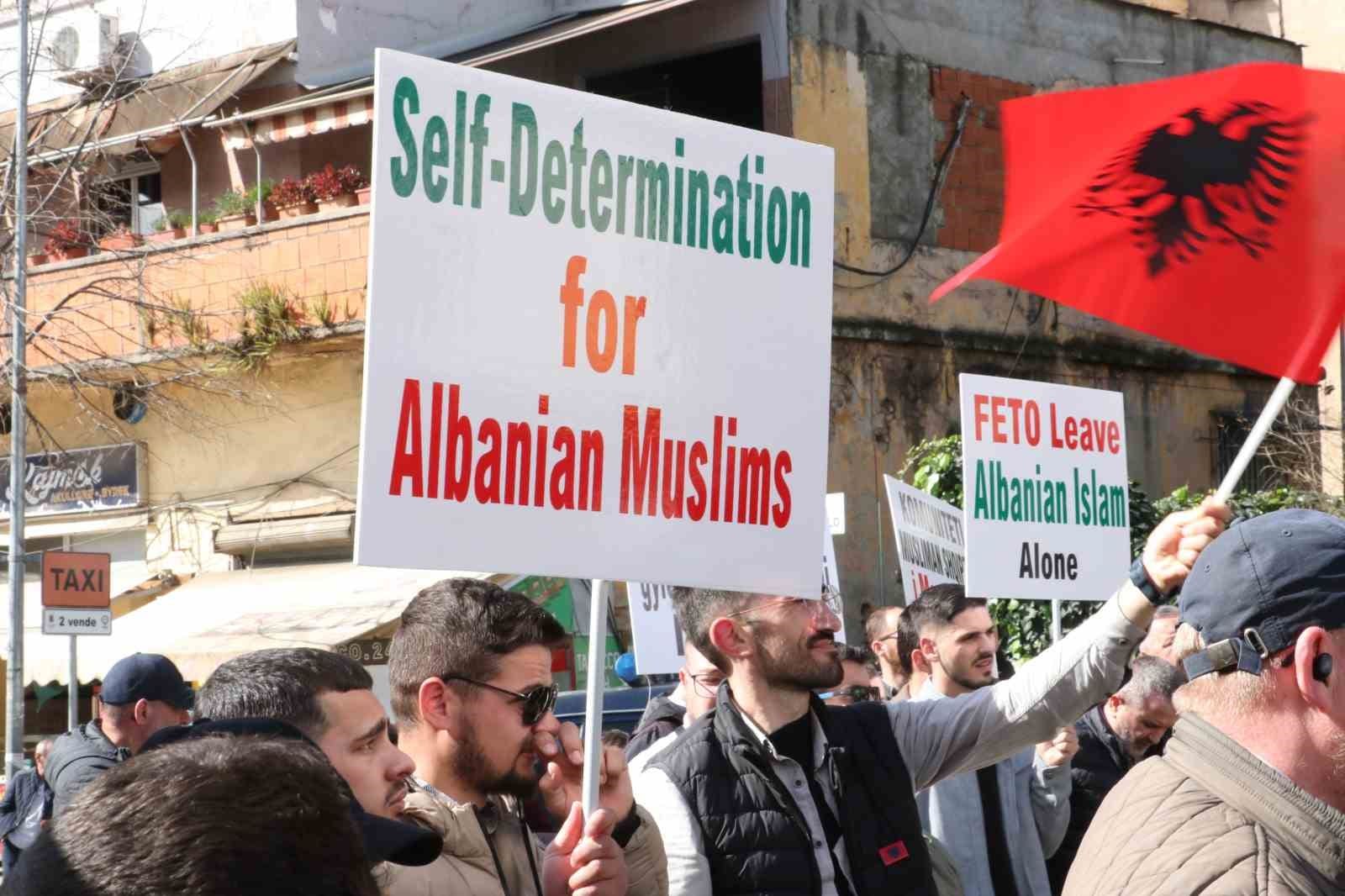 feto tarafindan yonetilen arnavutluk islam birligi protesto edildi 10 tFrfZIOc