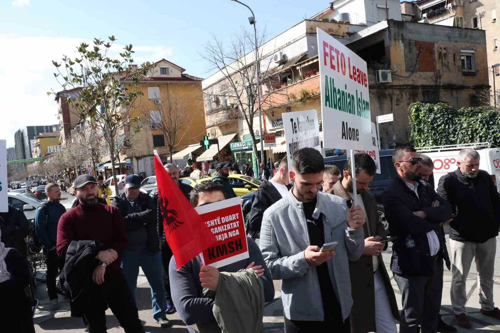 feto tarafindan yonetilen arnavutluk islam birligi protesto edildi 3 zcYDb4HP