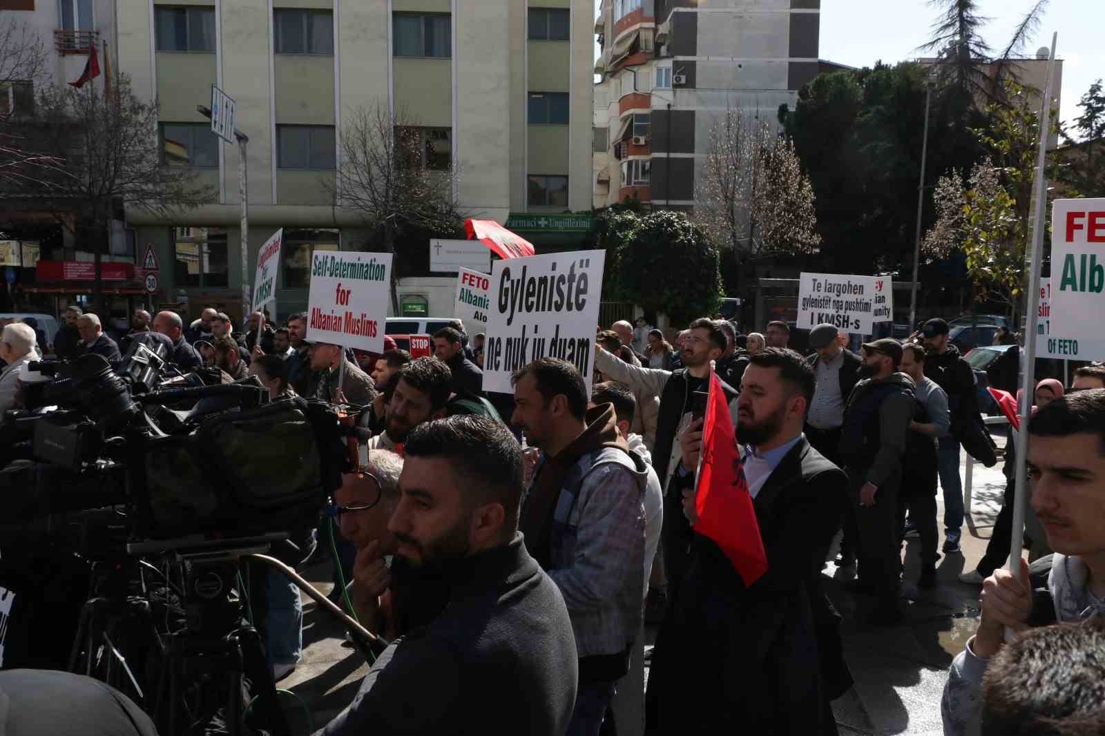 feto tarafindan yonetilen arnavutluk islam birligi protesto edildi 5 q3pcW5B4