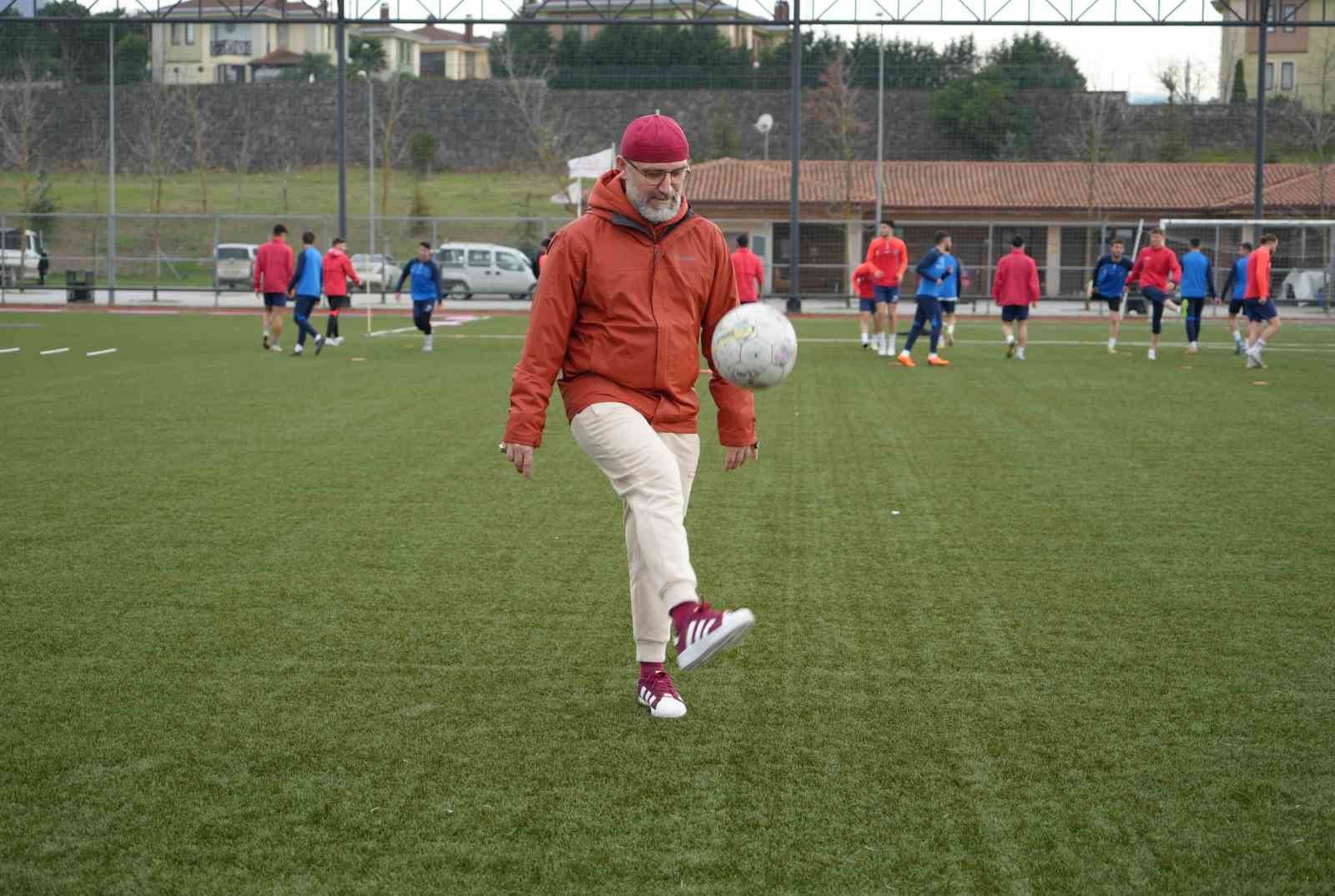 futbolcu maaslari icin karisinin ve kiz kardesinin bileziklerini satti 1 nfJUS37v