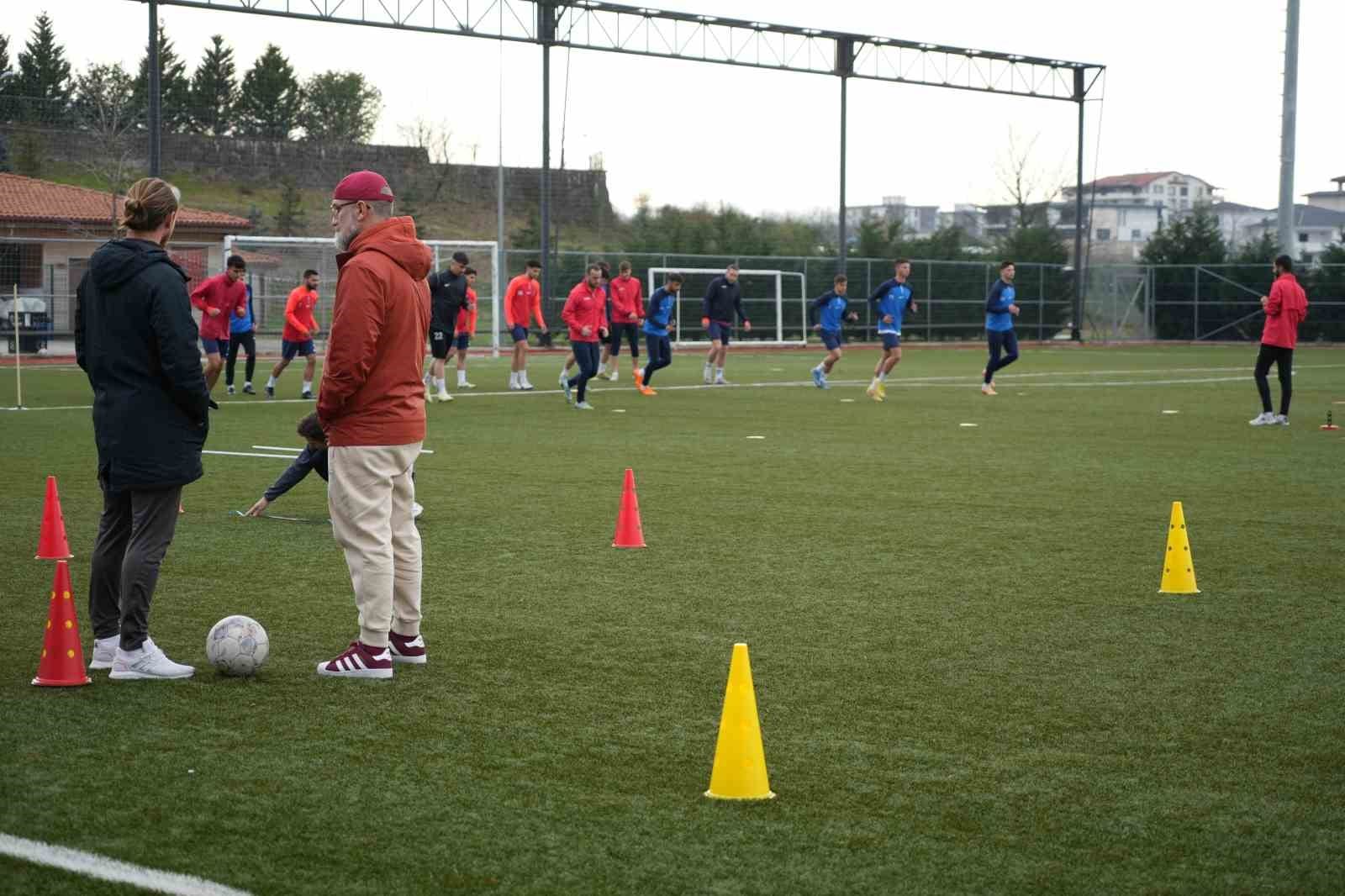 futbolcu maaslari icin karisinin ve kiz kardesinin bileziklerini satti 3 bQtZsaz7