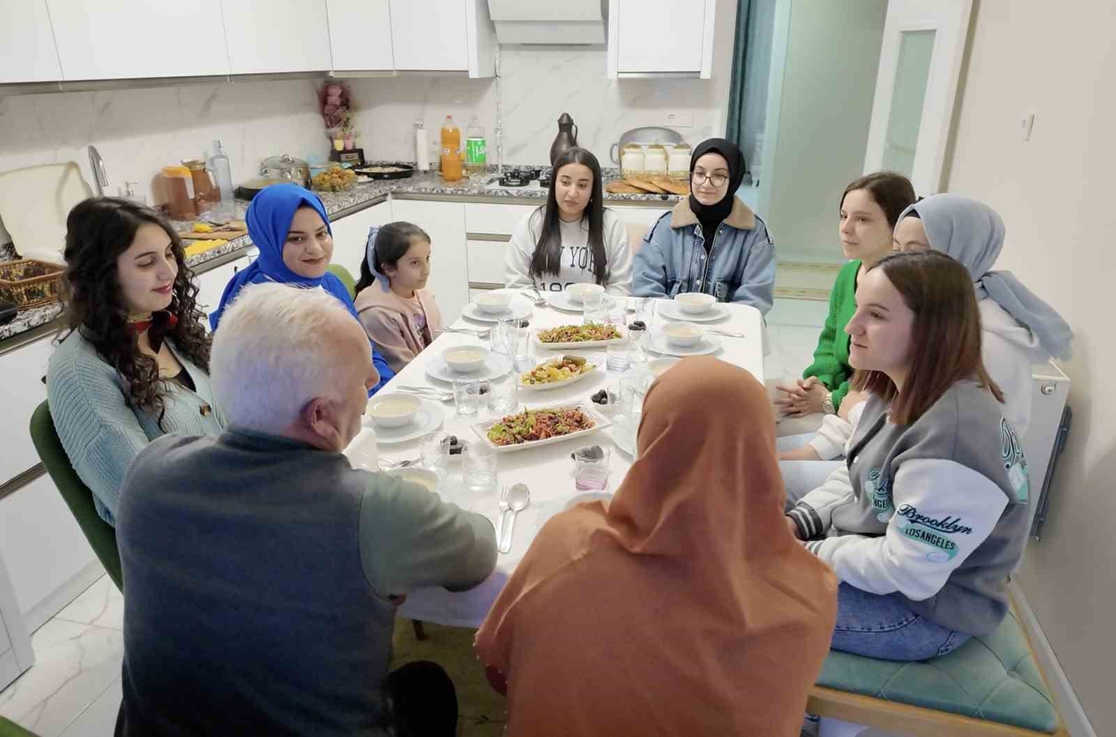gurbetteki ailem projesiyle universitesi ogrencileri ramazanda aile sicakligini hissediyor 0 QaKBS1qT