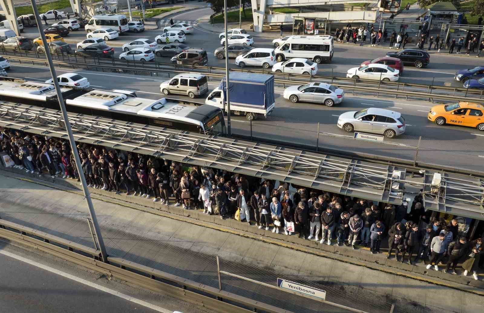 istanbulda metrobus kuyrugundaki zorlu yolculuklar devam ediyor 0 rC8wvZwI