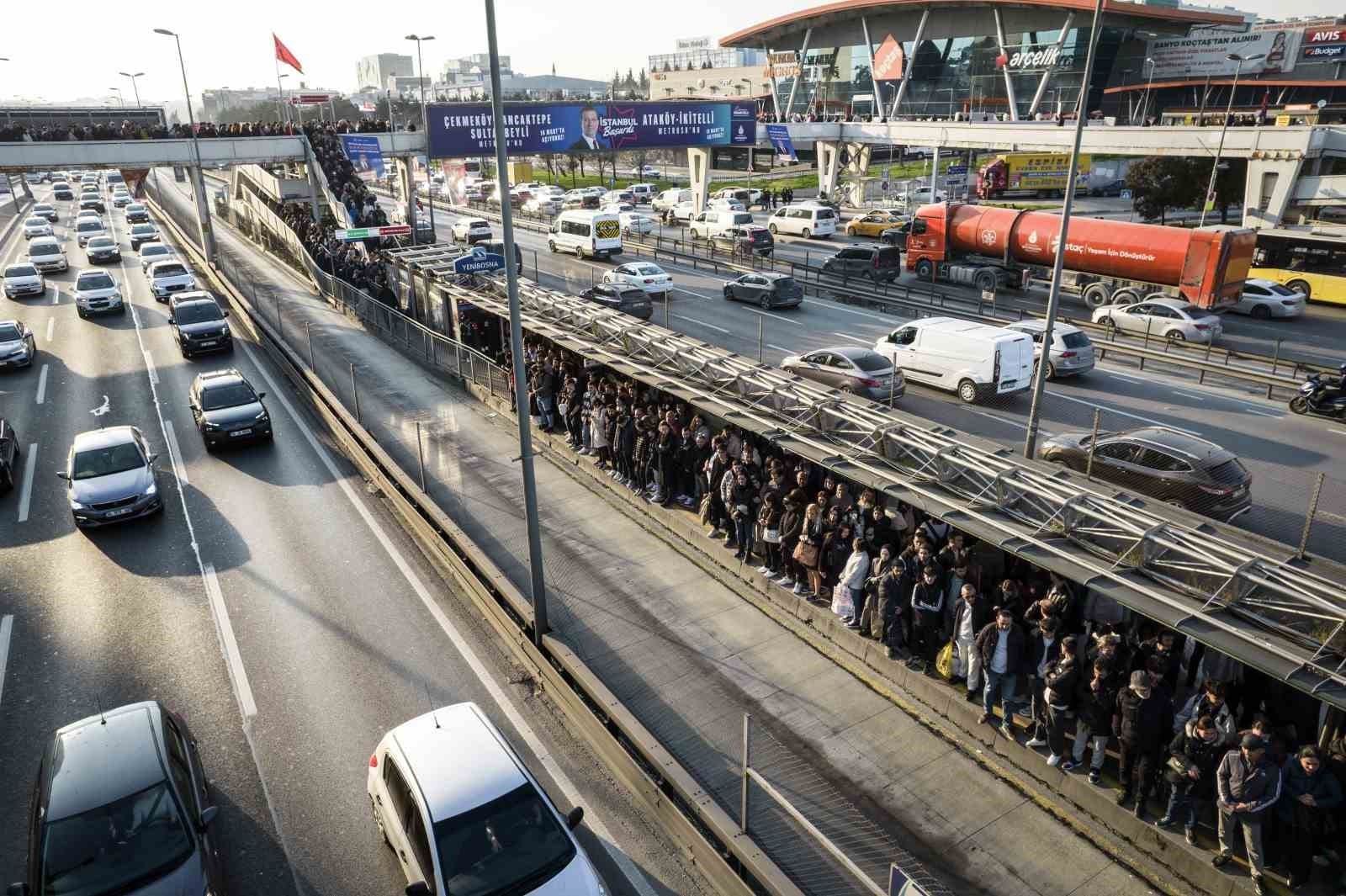 istanbulda metrobus kuyrugundaki zorlu yolculuklar devam ediyor 1 gakpjcgE