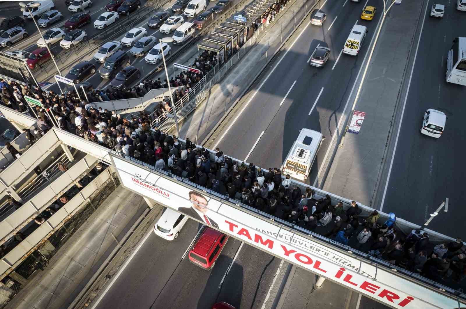 istanbulda metrobus kuyrugundaki zorlu yolculuklar devam ediyor 2 hgYZa2gp