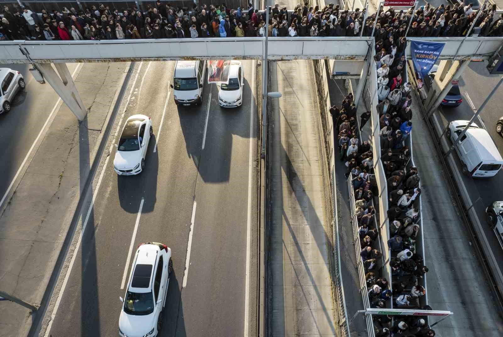 istanbulda metrobus kuyrugundaki zorlu yolculuklar devam ediyor 3 72mAuWLa