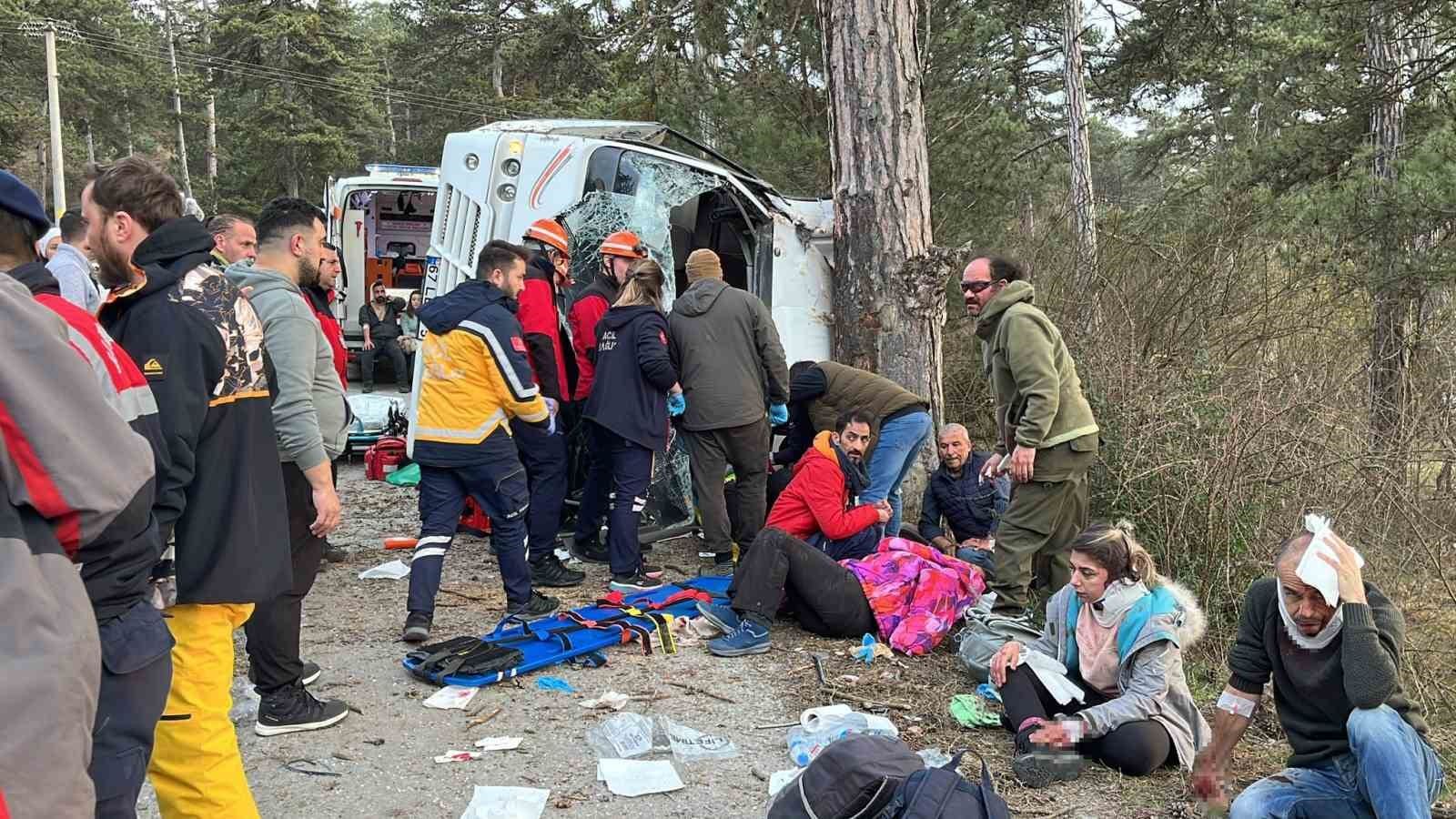 kartalkaya yolunda freni bosalan minibus devrildi 14 yarali 0 fKWEtVkd