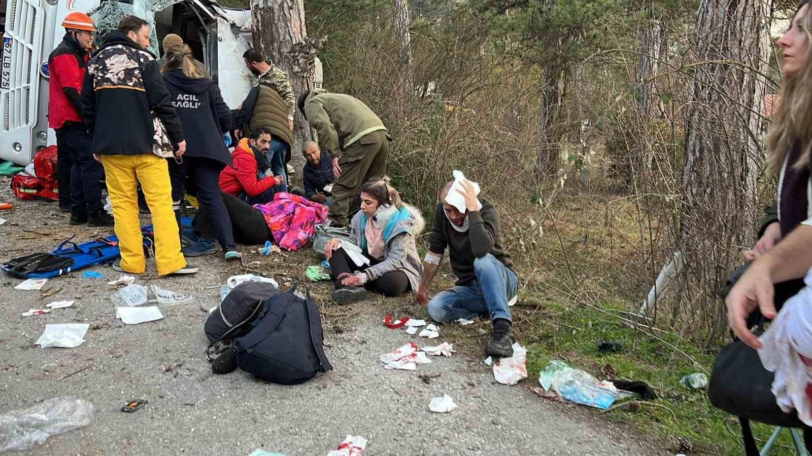 kartalkaya yolunda freni bosalan minibus devrildi 14 yarali 1 5YQkZwHZ