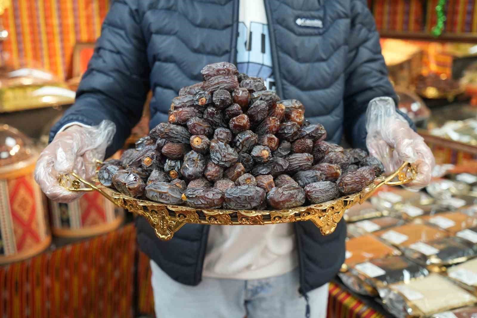 ramazan ayinin vazgecilmezi hurma tezgaha indi 3 ZOeu5BRt