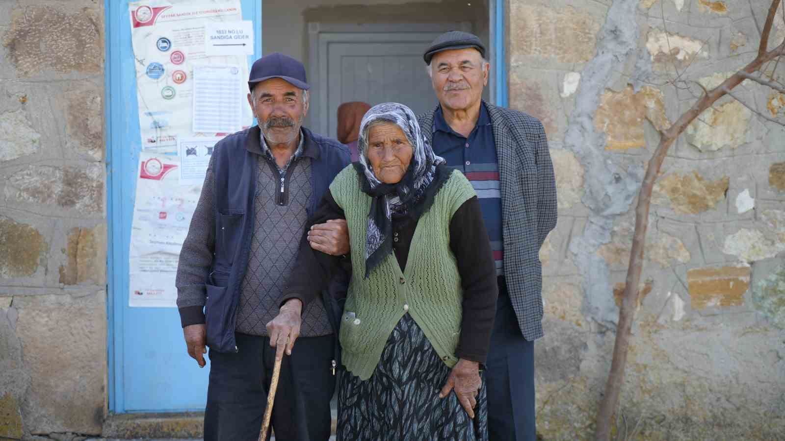 turkiyenin en yasli secmeni 117 yasindaki arzu nine oyunu kullandi 6