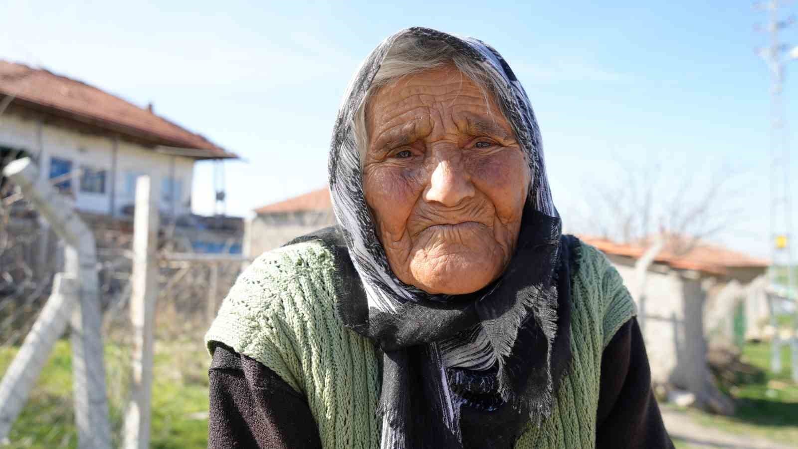 turkiyenin en yasli secmeni 117 yasindaki arzu nine oyunu kullandi 7