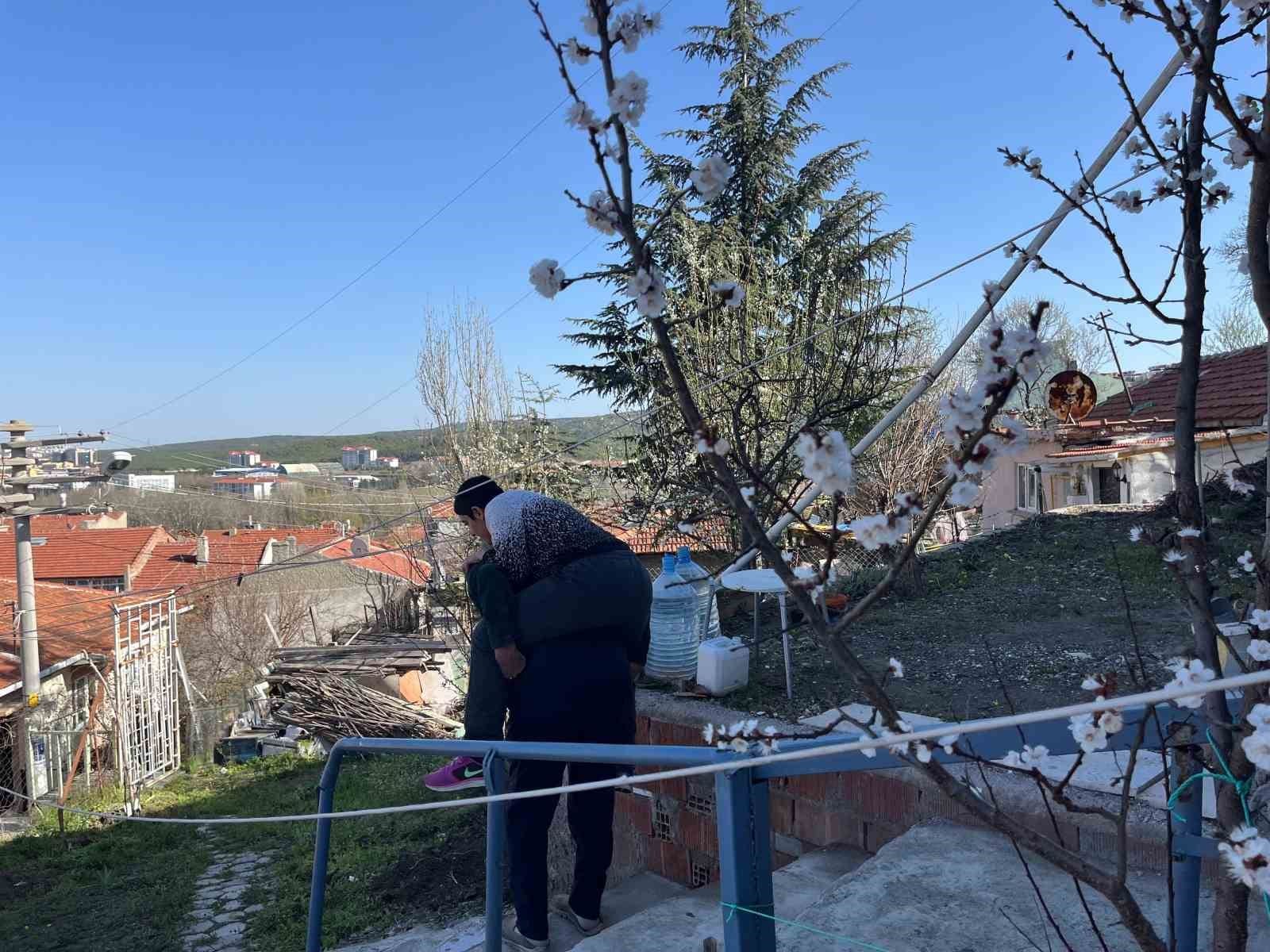 73 yasindaki baba ayagindaki platine ragmen kizini metrelerce sirtinda tasiyor 0