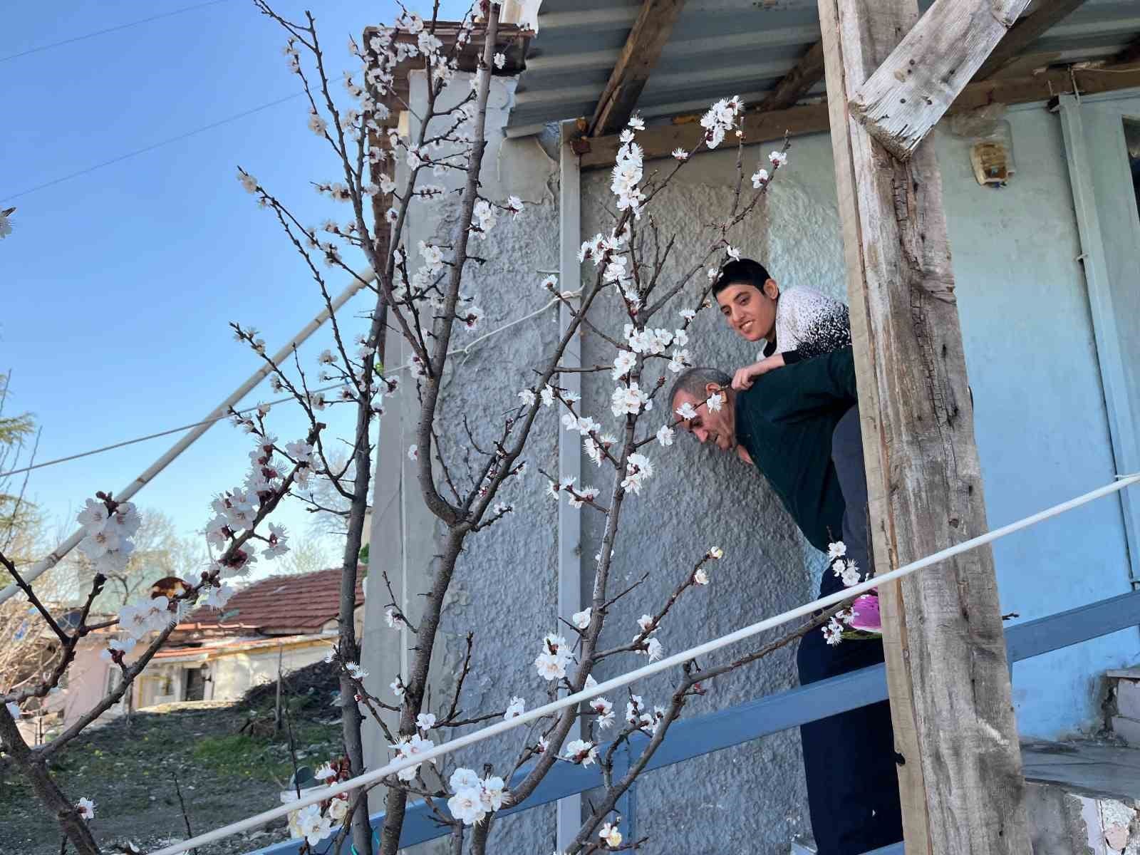 73 yasindaki baba ayagindaki platine ragmen kizini metrelerce sirtinda tasiyor 1 qXekngdr