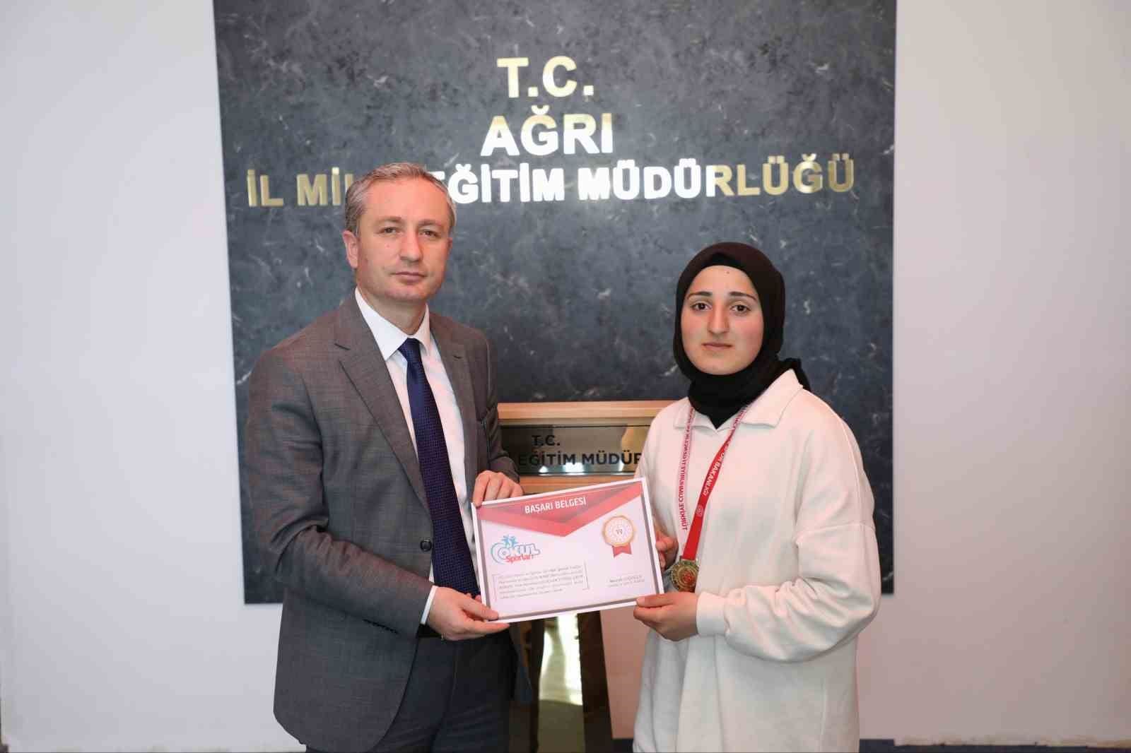 agri milli egitim muduru kokrek turkiye yari finallerine gidecek takimi tebrik etti 4 Urj3CDGZ