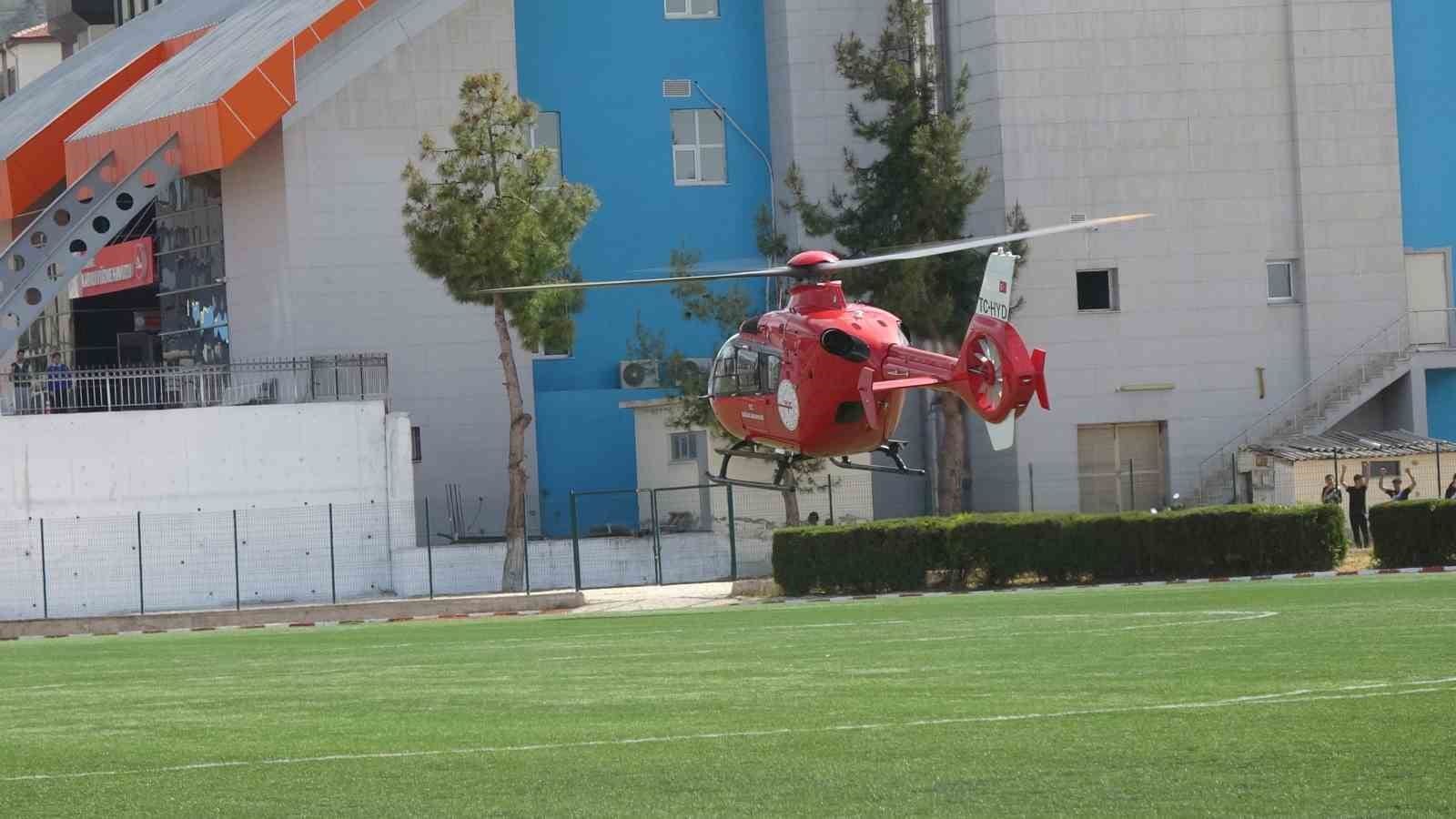 ambulans helikopter nakil bekleyen koah hastasi icin havalandi 2 4hFwa821