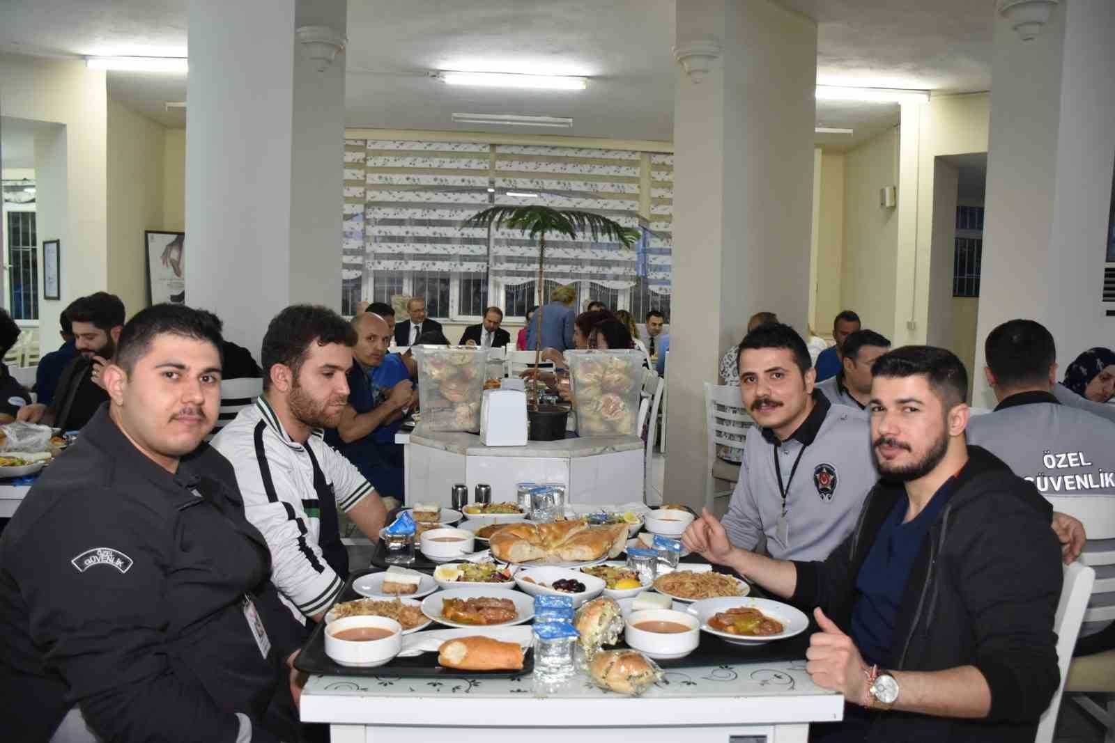 aydin il saglik muduru senkul saglik personeli ile iftarda bulustu 0 IV7aDsF6