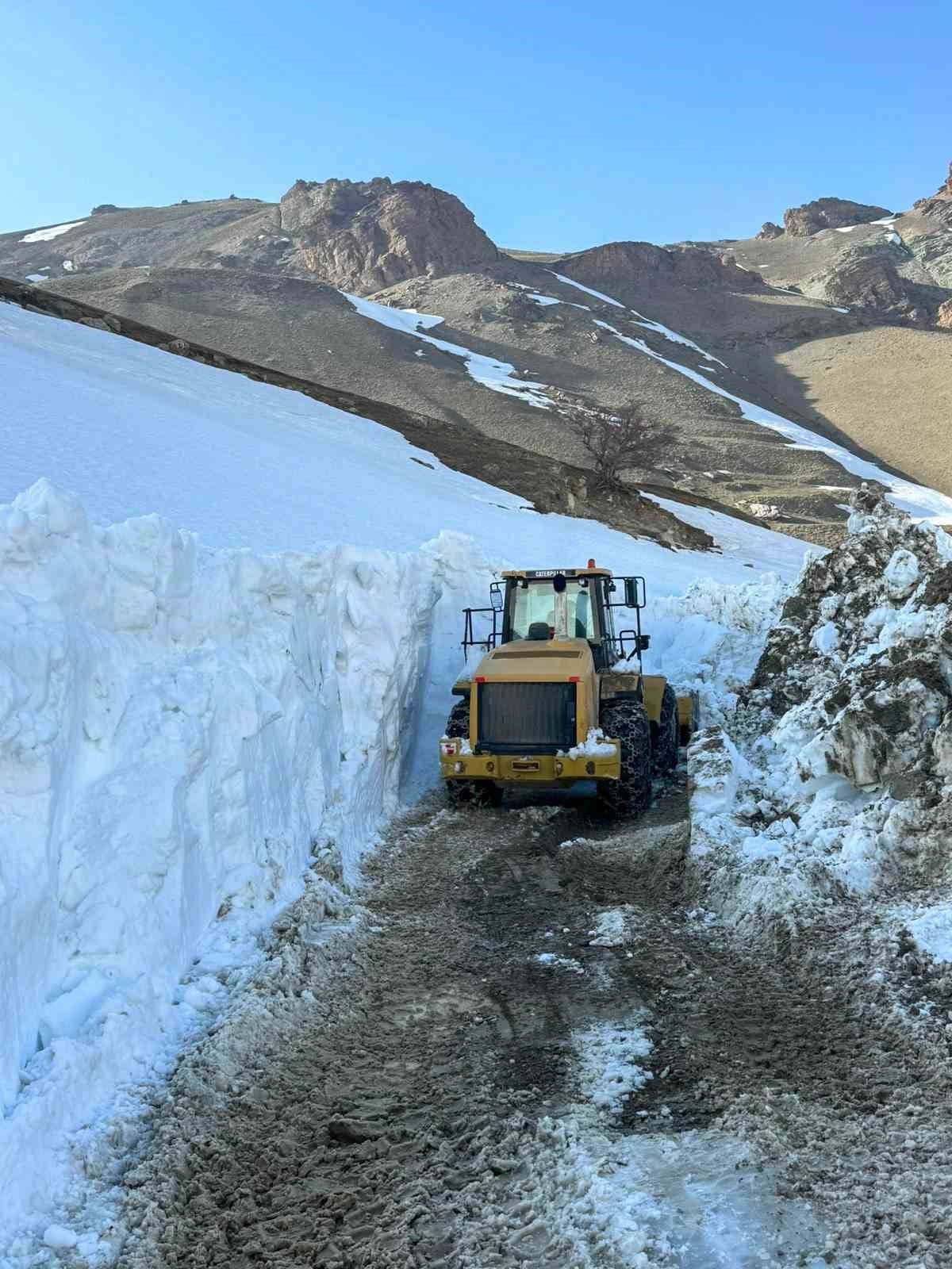 baskalede kar nedeniyle 5 aydir kapali olan yol ulasima acildi 1 zzNqIwih