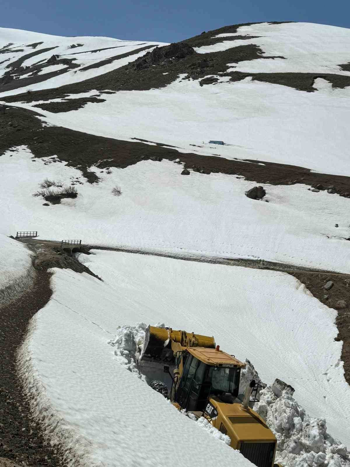 baskalede kar nedeniyle 5 aydir kapali olan yol ulasima acildi 2 9NU7Ltp5