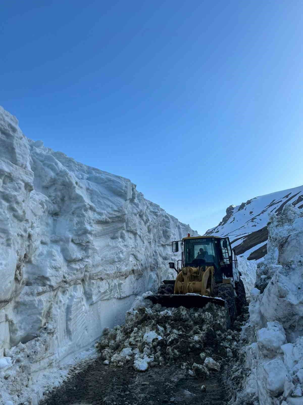 baskalede kar nedeniyle 5 aydir kapali olan yol ulasima acildi 4 QjyMumZL