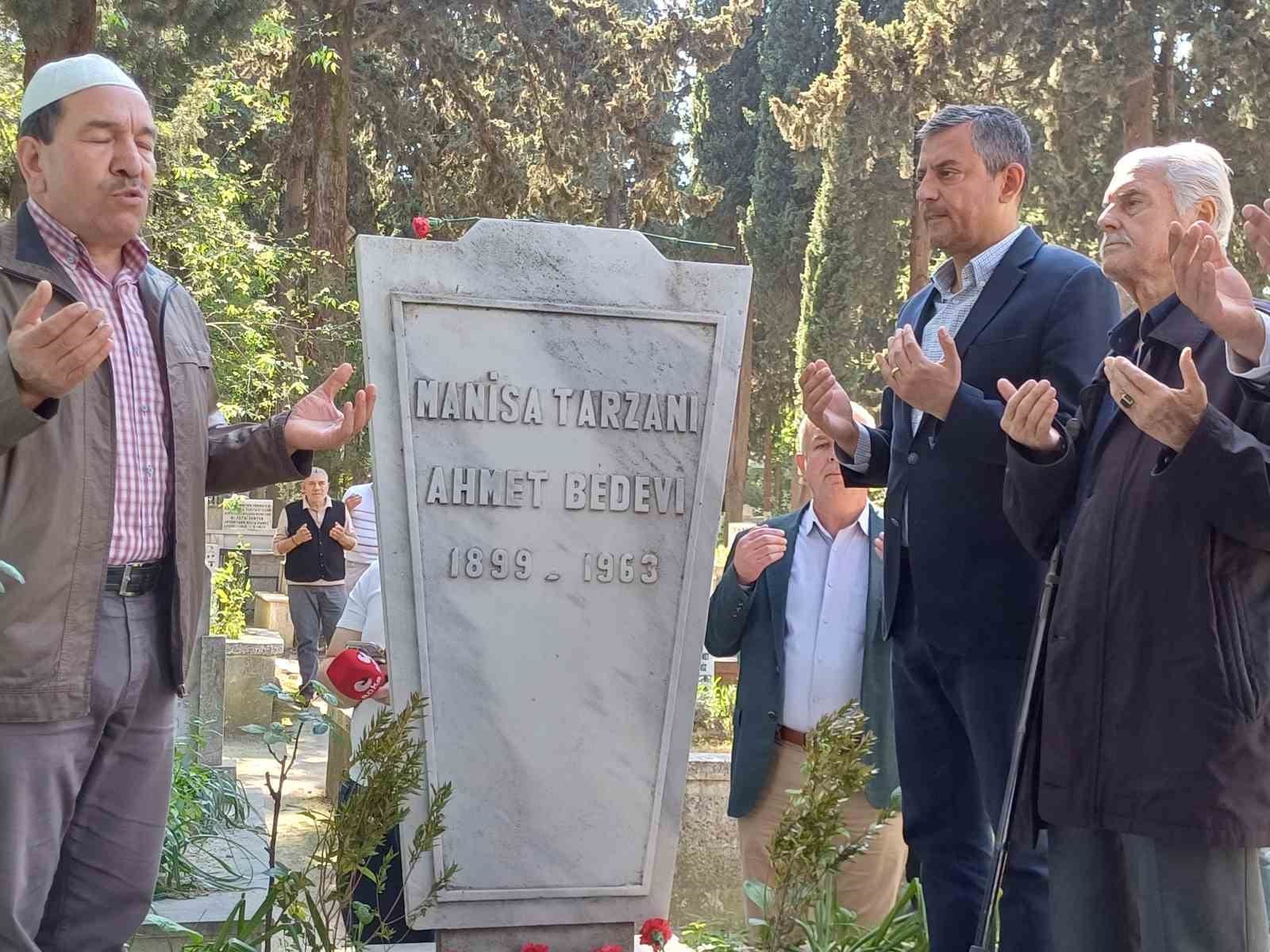 chp genel baskani ozel manisada hem ailesinin hem de manisa tarzaninin mezarini ziyaret etti BvCiHwPG