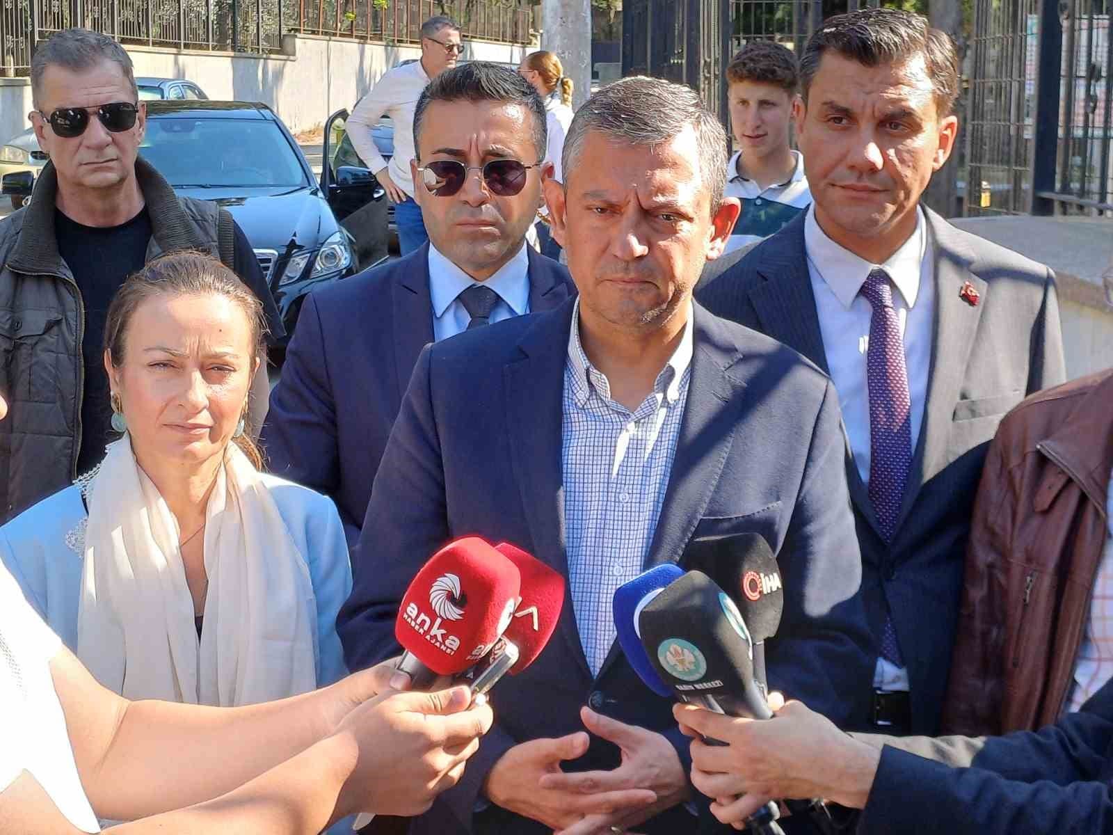 chp genel baskani ozel manisada hem ailesinin hem de manisa tarzaninin mezarini ziyaret etti cDSwJUg8