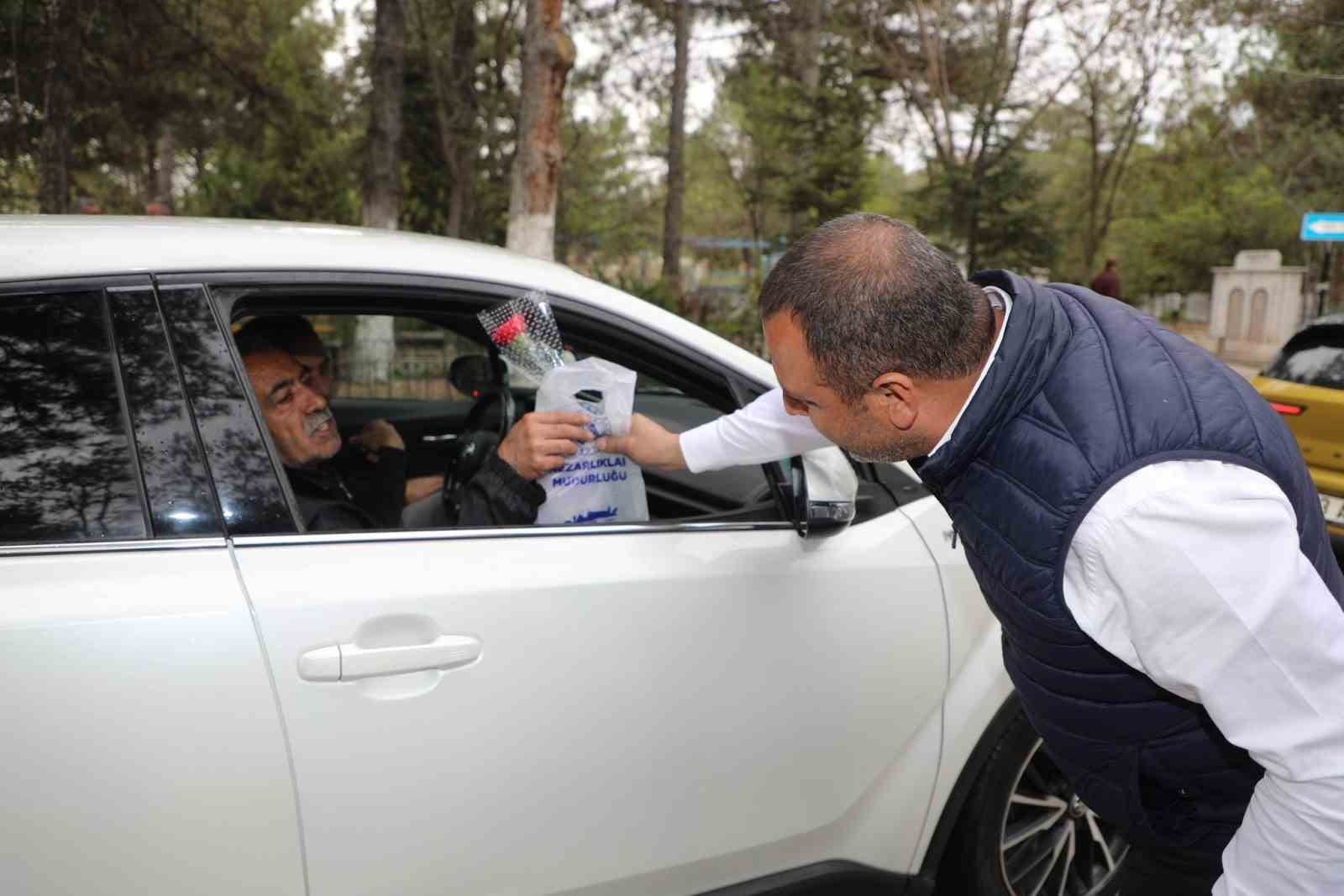 elazig belediyesi mezarliga gelen vatandaslara ikramda bulundu 0 v1uHR4SX