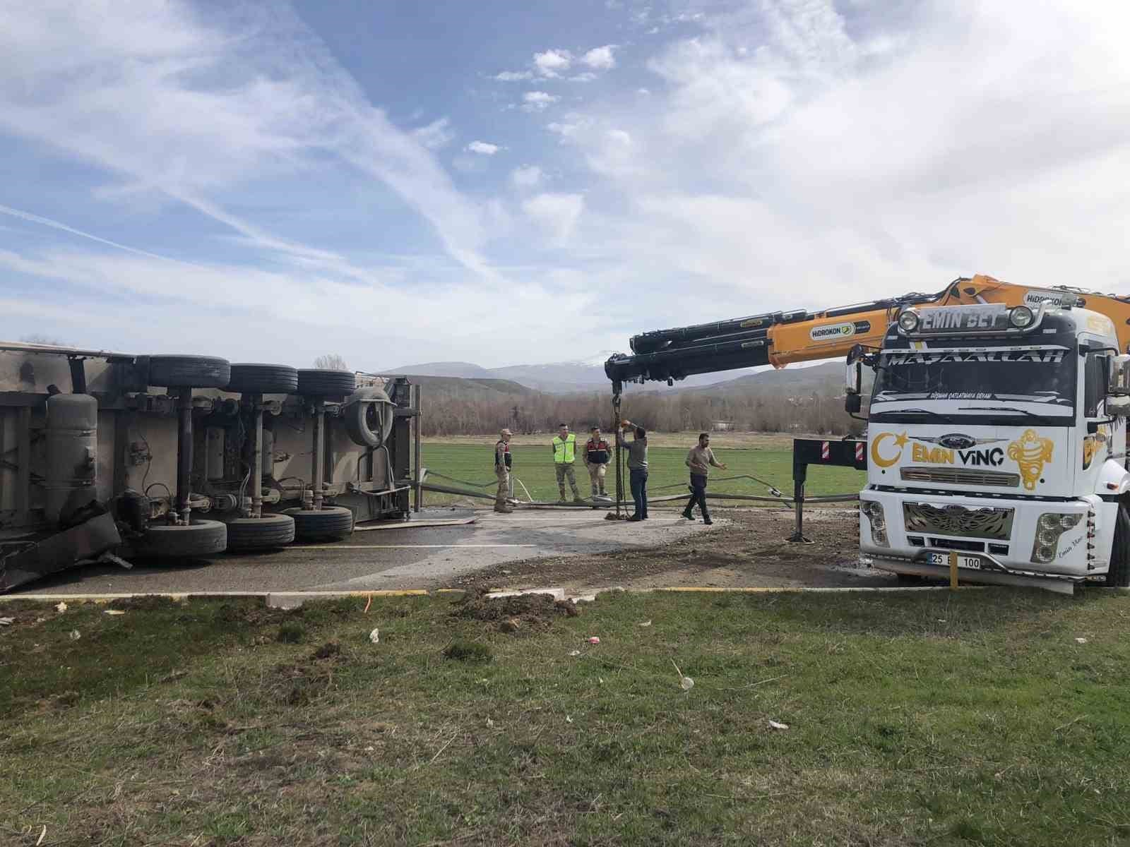 erzincan erzurum karayolunda tir devrildi 2 yarali 0 VwZkazPh