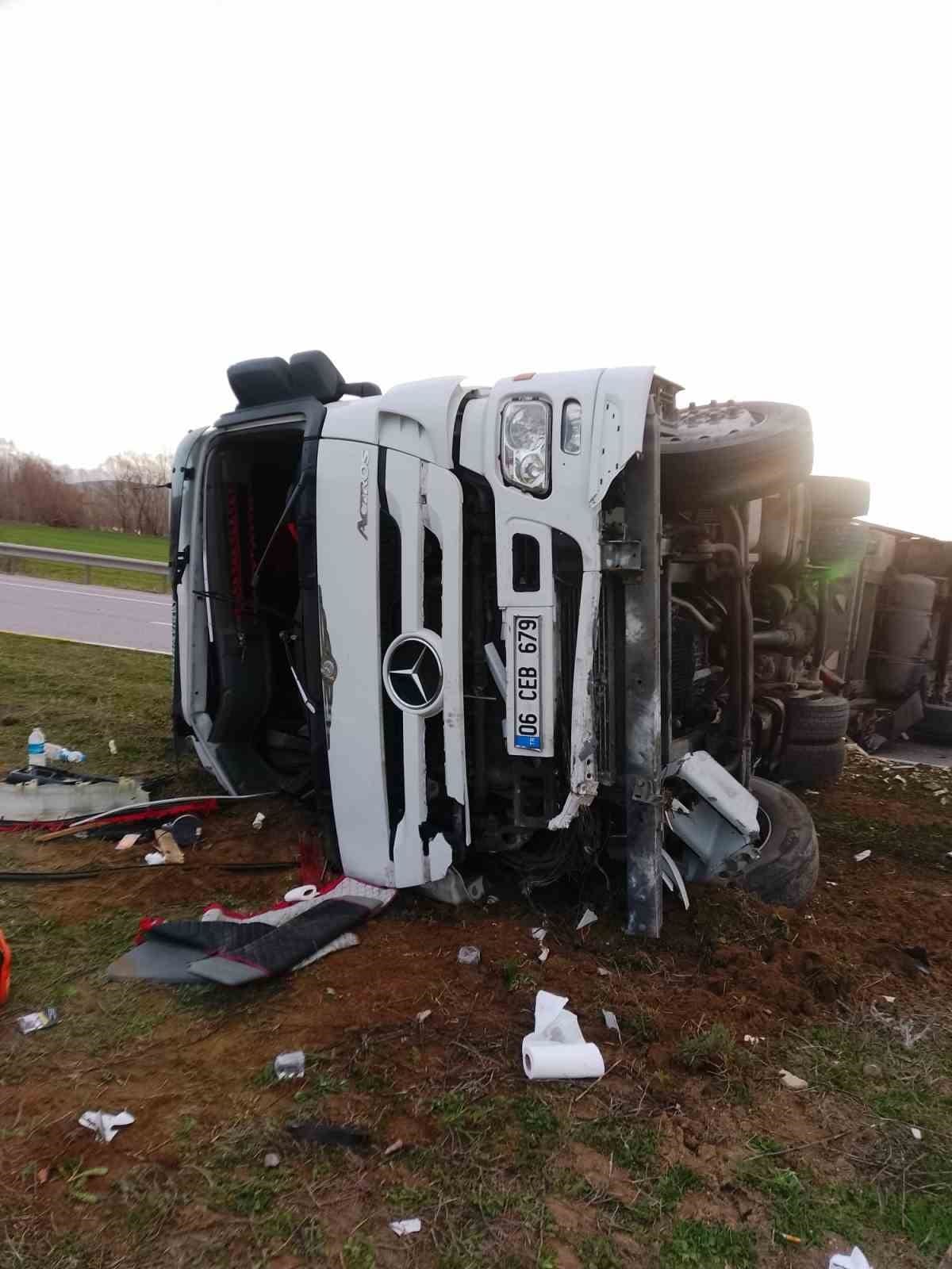 erzincan erzurum karayolunda tir devrildi 2 yarali 1 QS5XKI8b