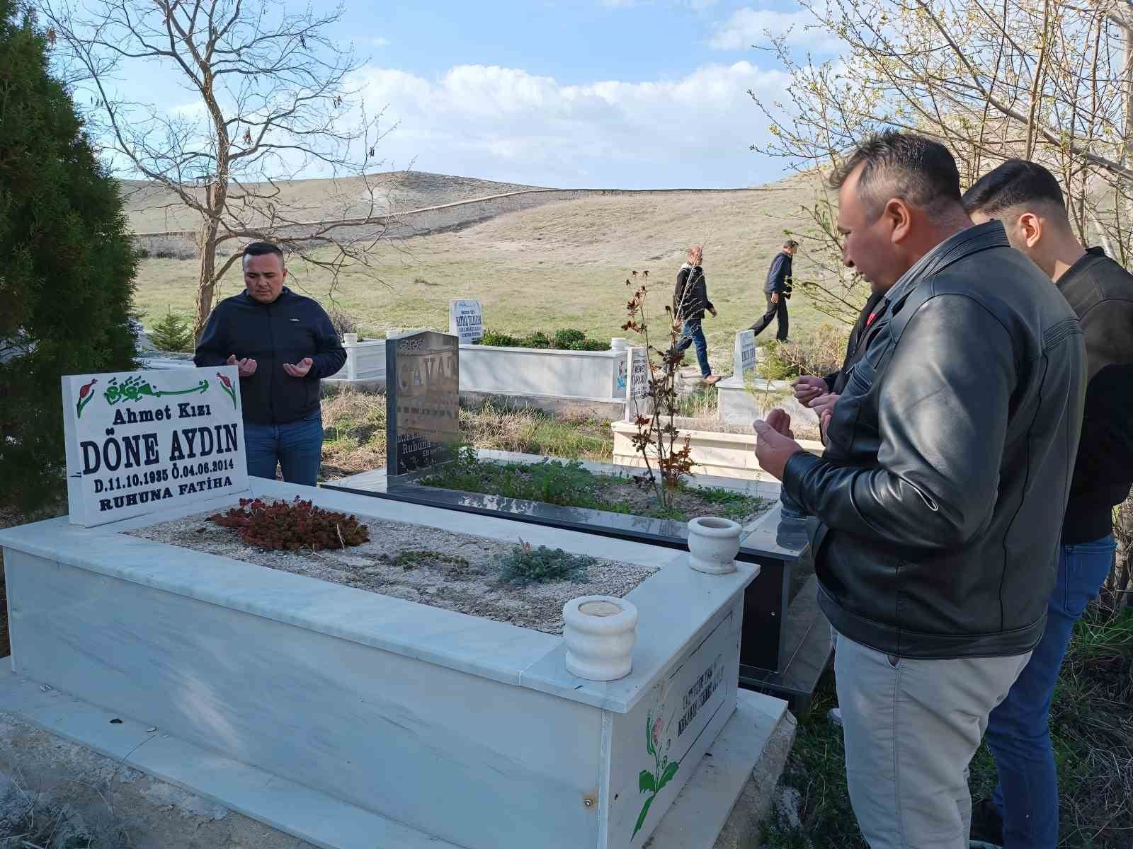 her bayram arifesinde vefat eden yakinlari icin bir araya gelip dua ediyorlar 1 eHmSfYRF