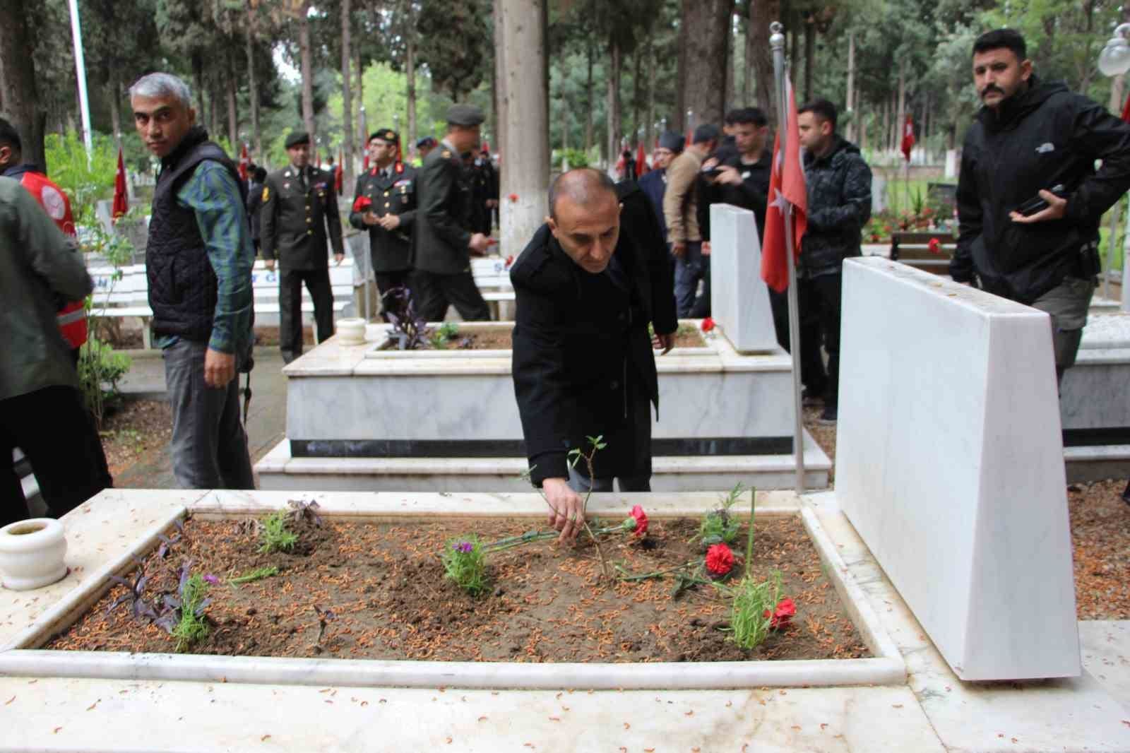 iskenderunda ramazan bayrami oncesi sehit mezarlarina karanfil birakldi 1