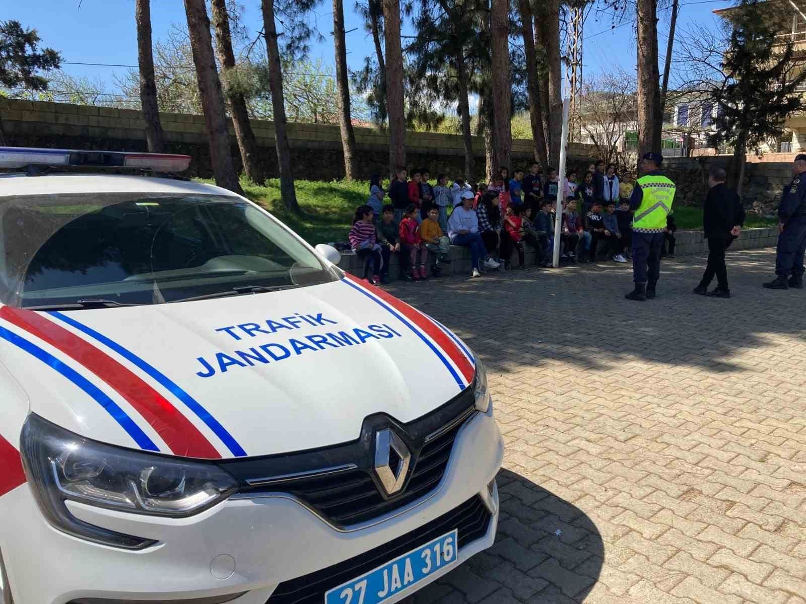 jandarmadan ilkokul ogrencilerine temel trafik egitimi 0 CzUwcRij