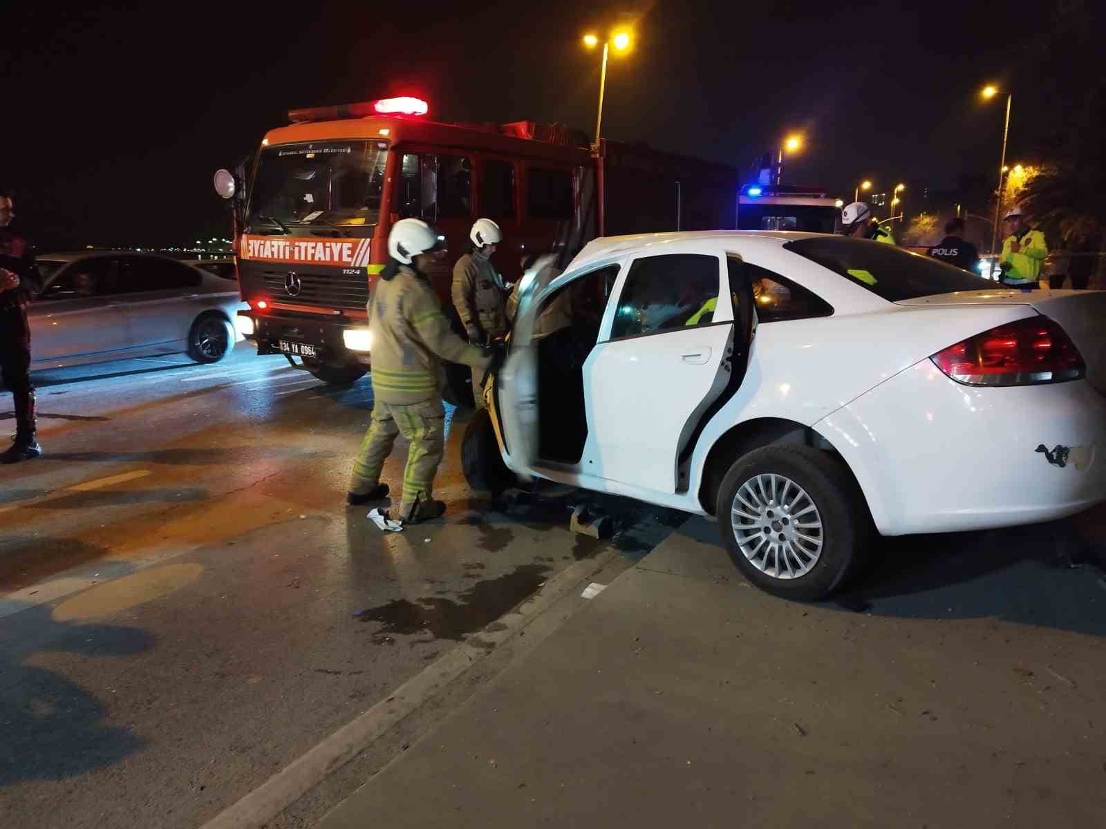 kadikoyde kontrolden cikan otomobil direge carpti 3 yarali 4