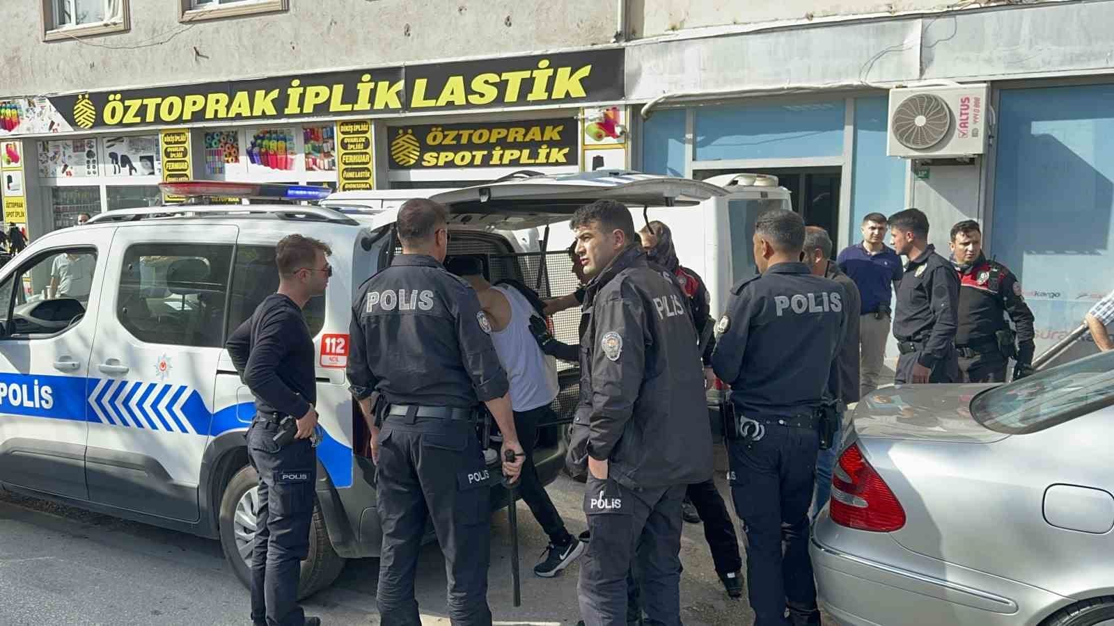 kargocular ile musteriler birbirlerine girdi bir kisi bicakla yaralandi polis guclukle ayirdi 2 fDc2jnub