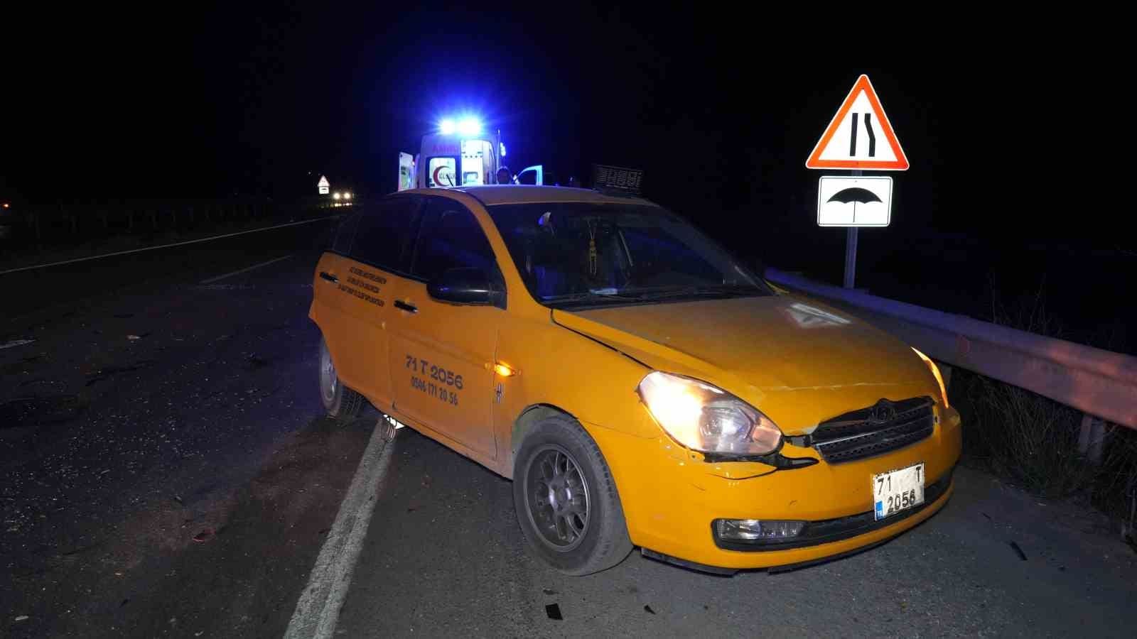 kaza yapan aractakilere yardim etmek isterken canindan oldu 0 rmXQdG39