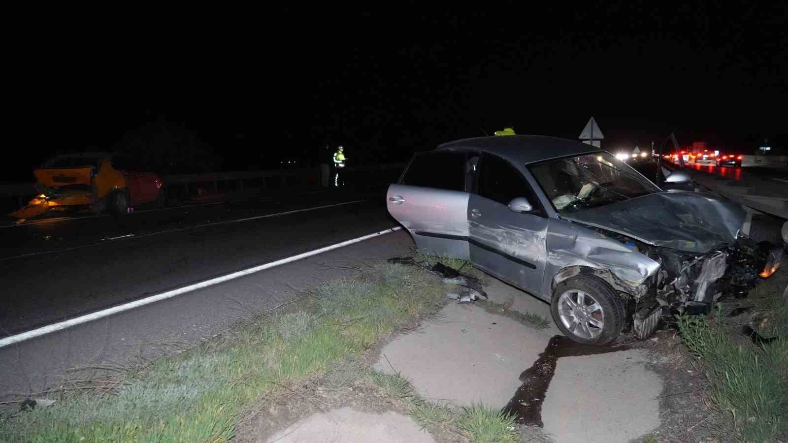 kaza yapan aractakilere yardim etmek isterken canindan oldu 2