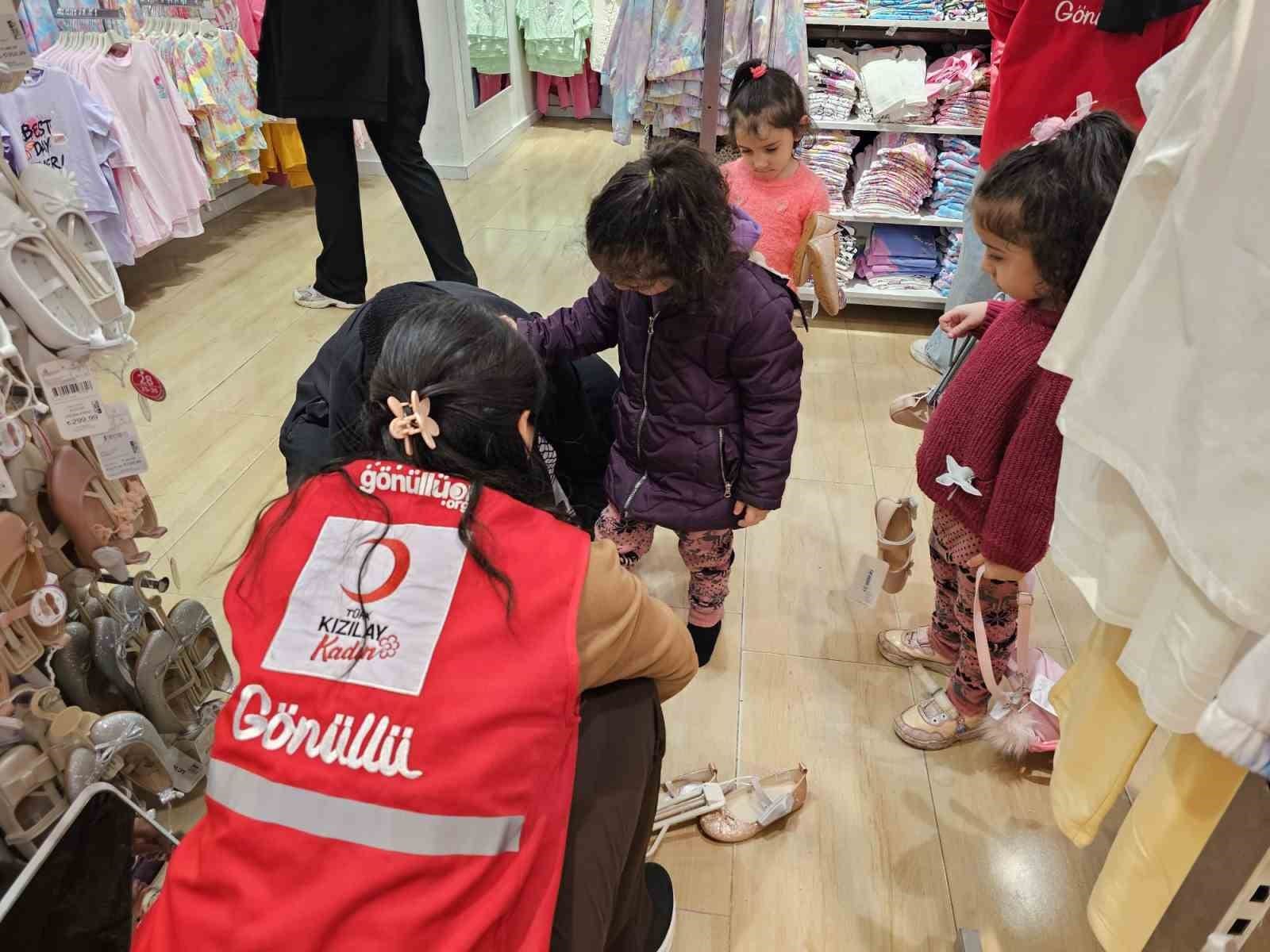 kizilay agri subesi cocuklara bayram heyecani yasatti 1 vPXetUg9