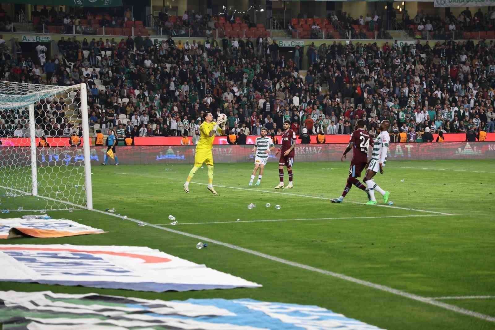 konyaspor trabzonspor macinda sahaya taraftar girdi 1 iO7ez3ft