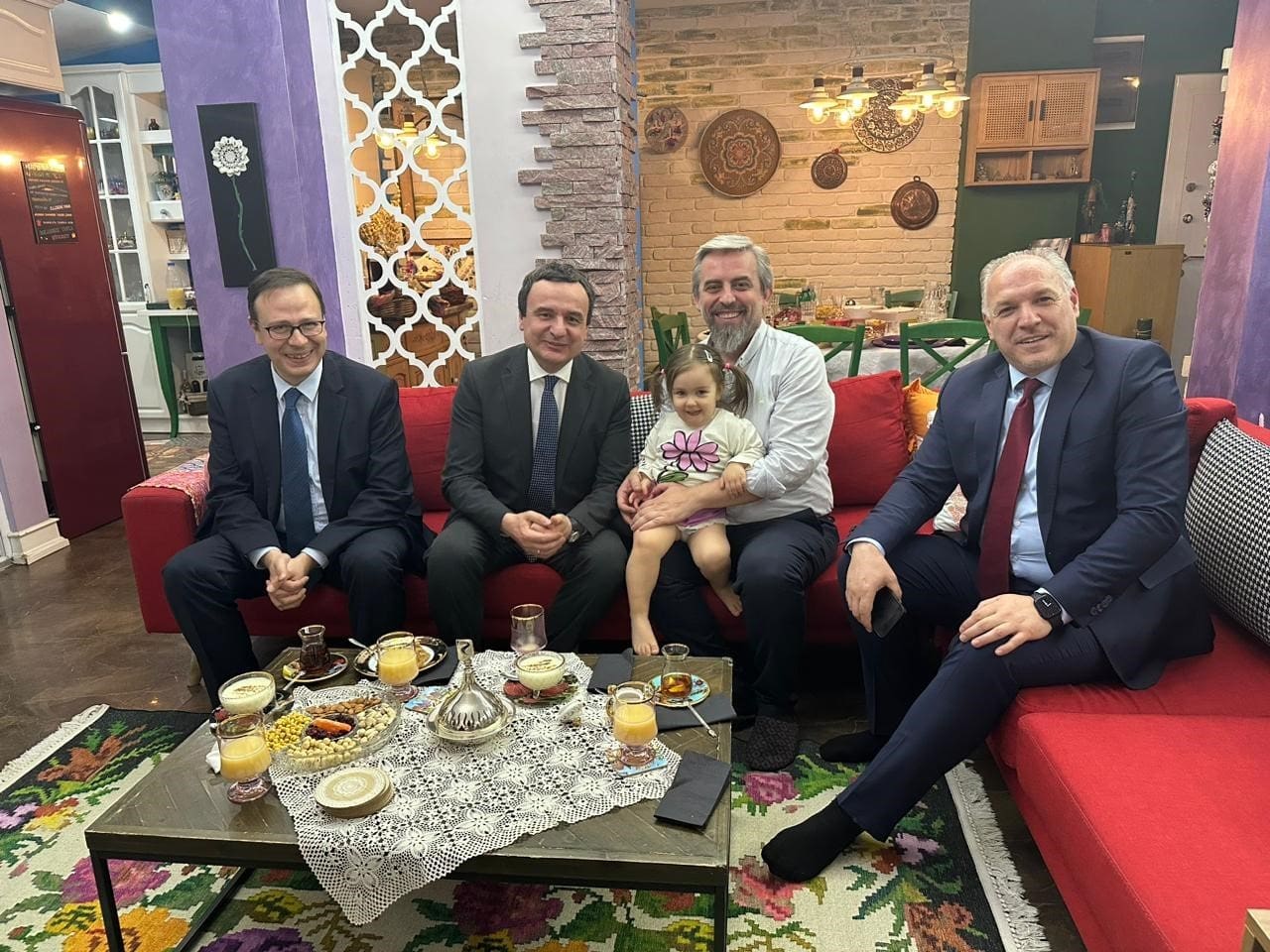 kosova basbakani kurti turk milletvekilinin evinde iftar sofrasina konuk oldu 0 WIC94ycu