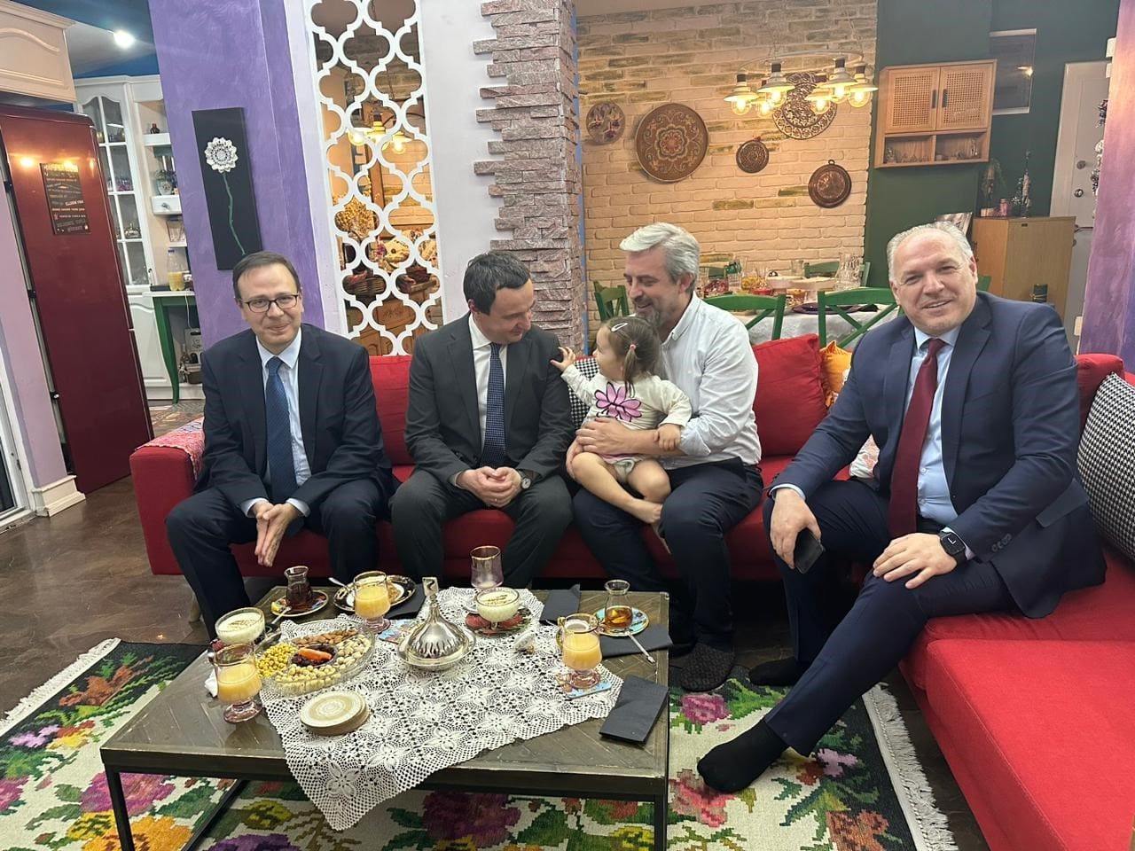 kosova basbakani kurti turk milletvekilinin evinde iftar sofrasina konuk oldu 1 mHLH8DqX