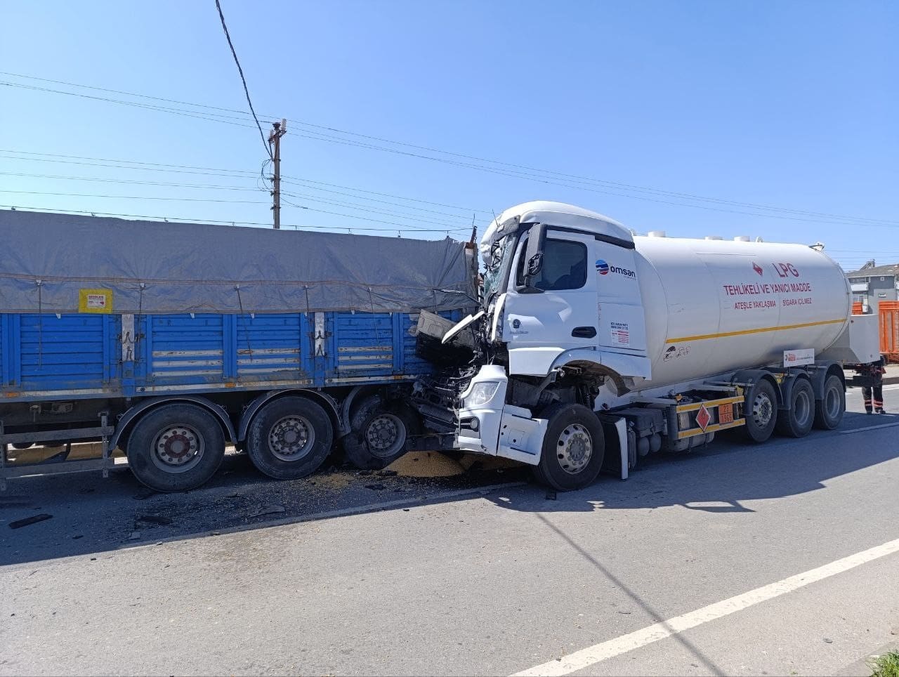 lpg yuklu tanker park halindeki tahil yuklu tira carpti 1 olu 1 agir yarali